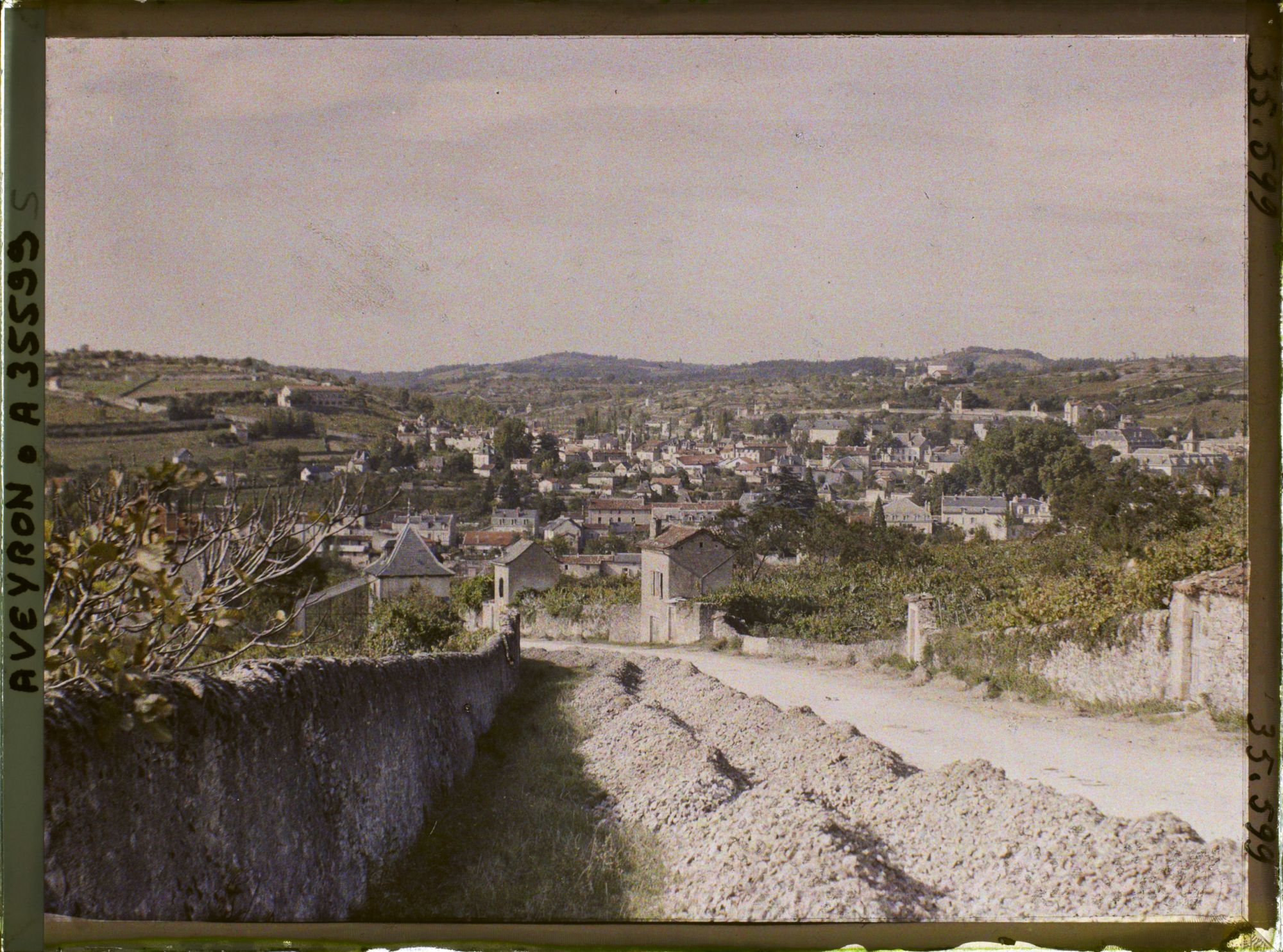 Image représentant L'entrée de la ville par la route de Rieupeyroux (actuelle avenue Raymond Saint-Gilles)