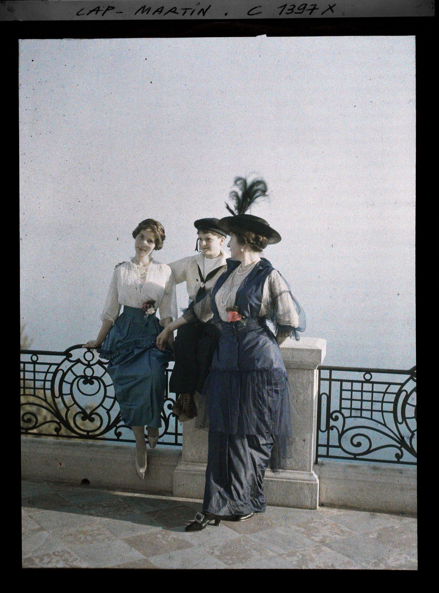 Image représentant La baronne Bertha von Schoen, sa fille et son neveu sur la terrasse de la villa Kahn