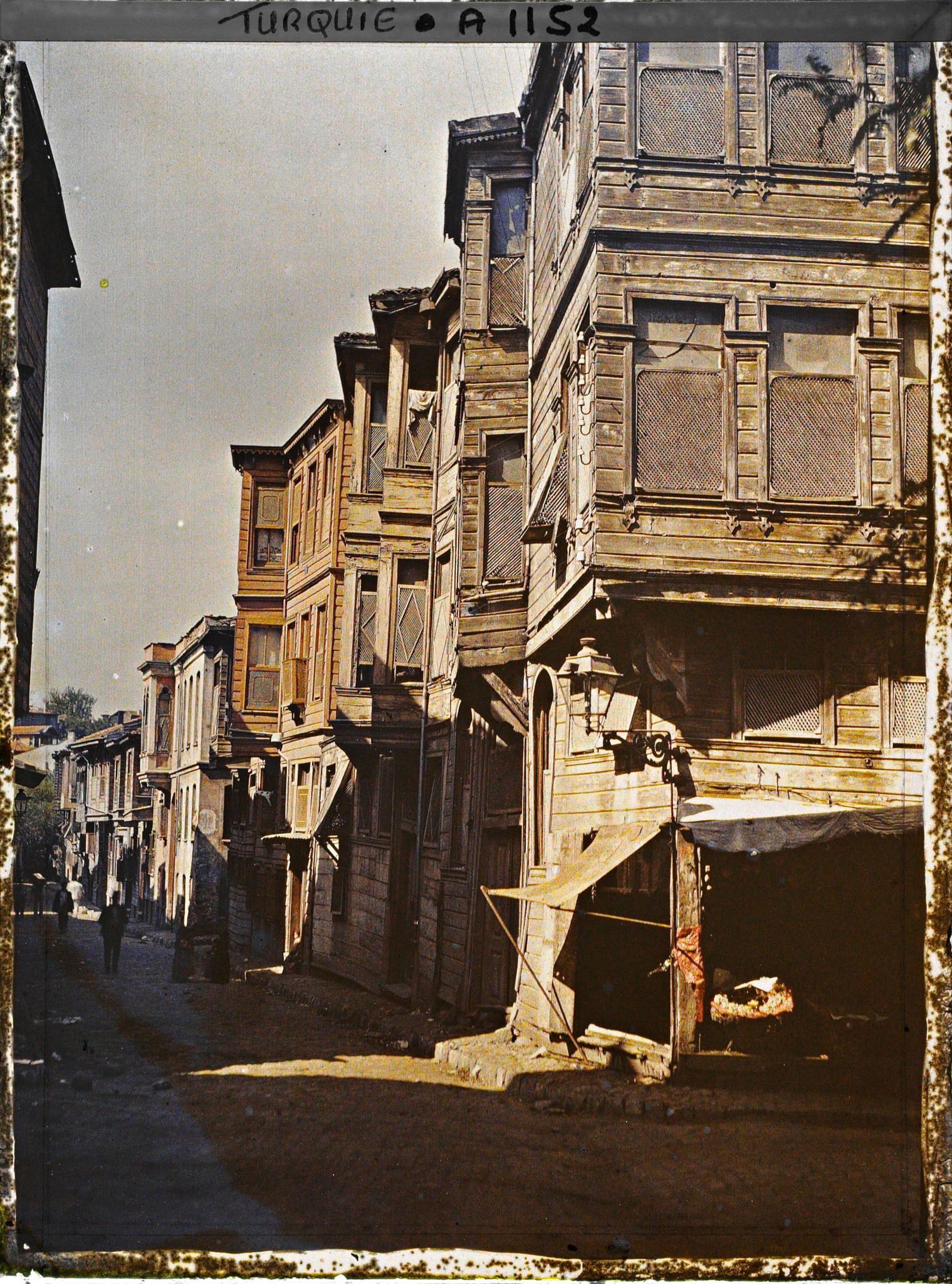 Image représentant Une rue bordée de petits immeubles en bois