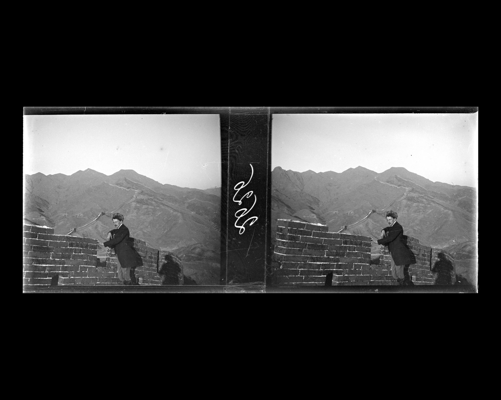 Image représentant Jacques Gachet accoudé à un parapet crénelé de la section sud (à proximité du fortin no 3) de la Grande Muraille