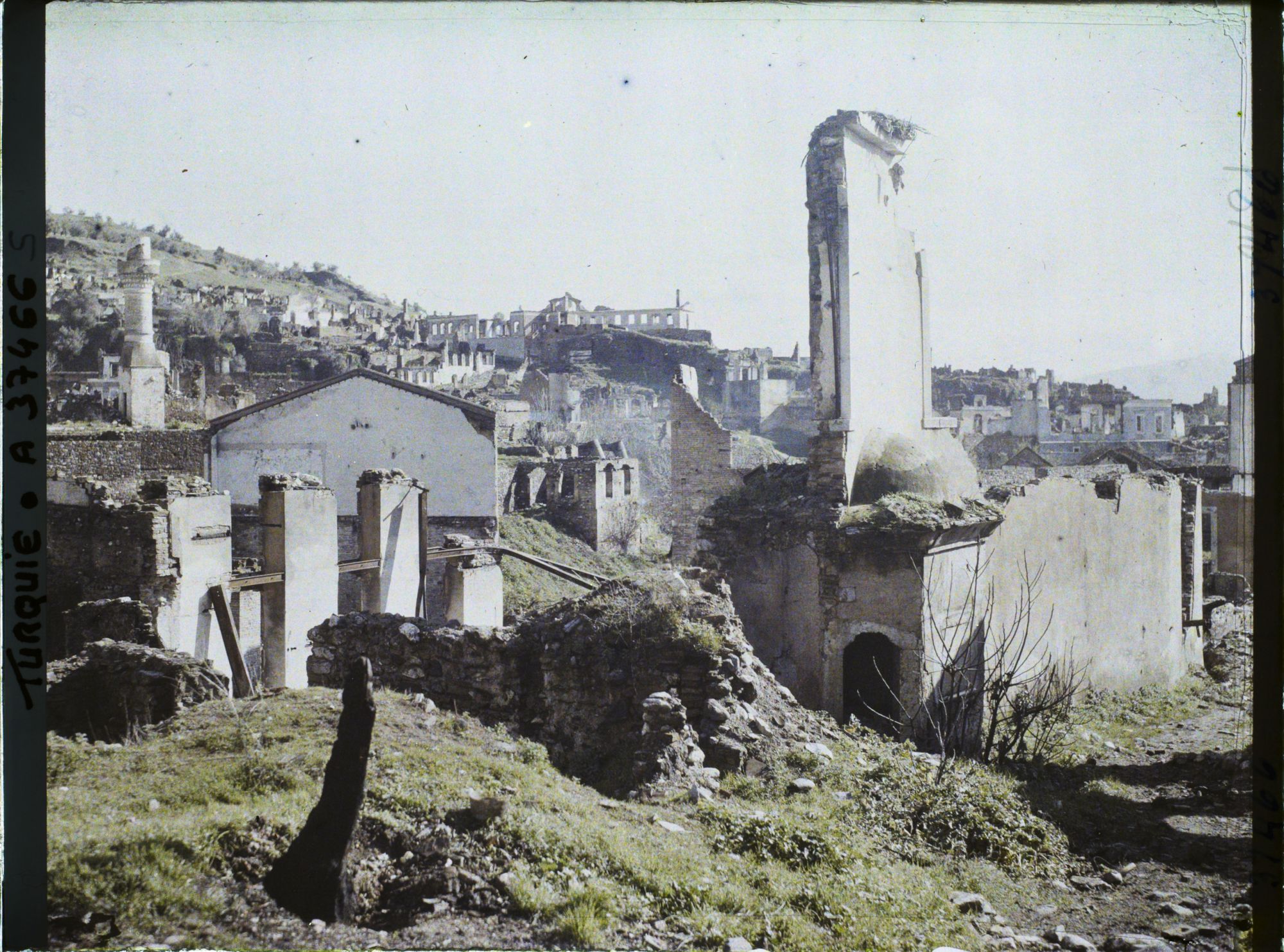 Image représentant Turquie, Aidin, Vue Générale vers l'Eglise Grecque et la Mosquée Yarbachi