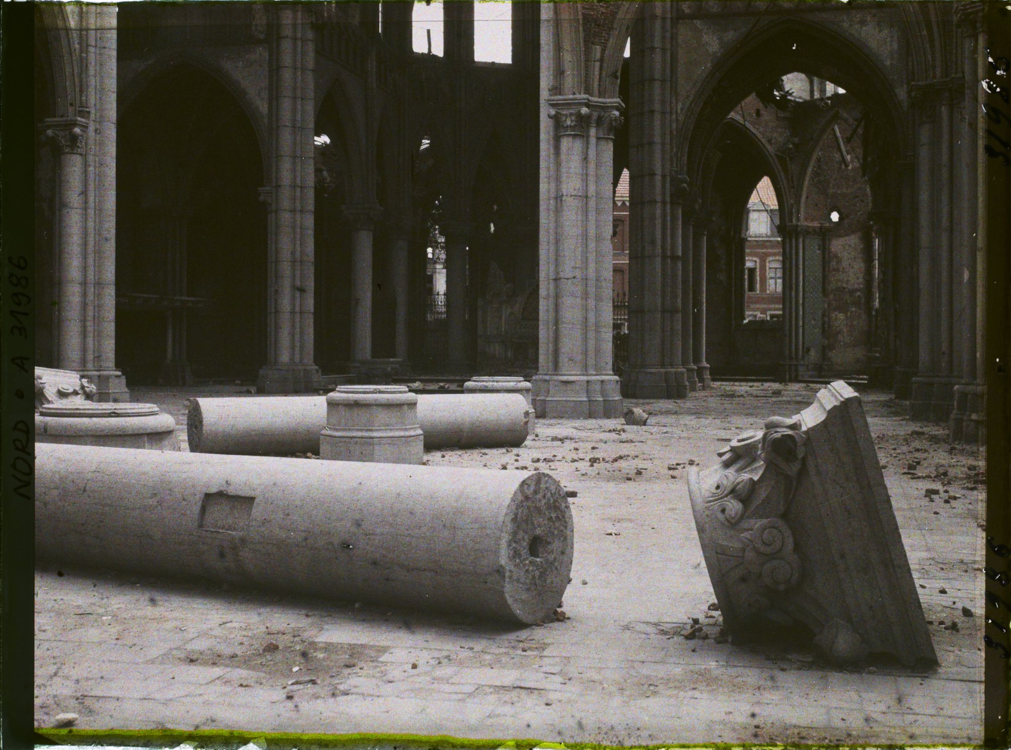 Image représentant France, Armentières, La nef ; Colonnes écroulées St Waast