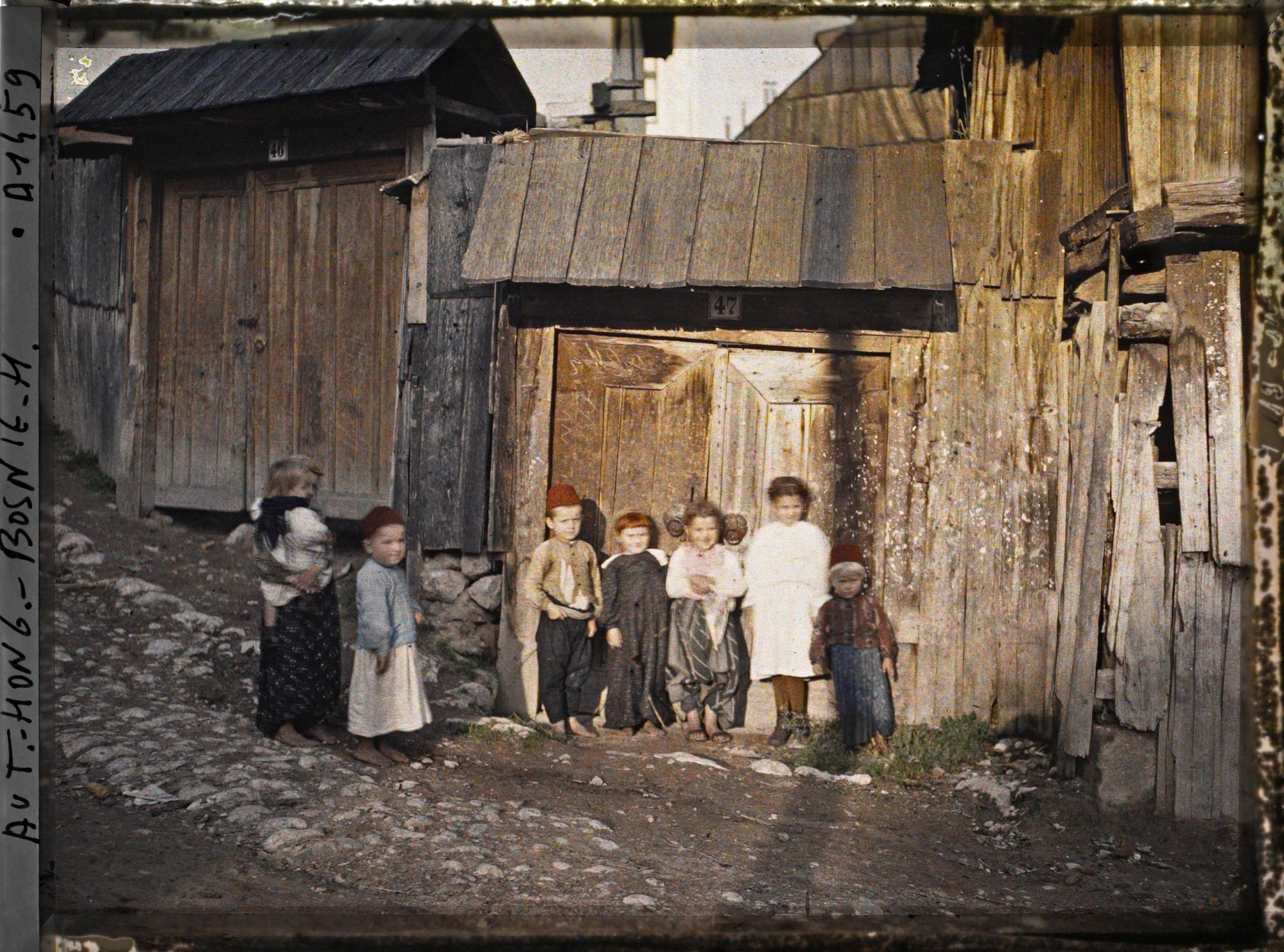 Image représentant Groupe d'enfants tous turcs sauf celle qui est habillée en blanc