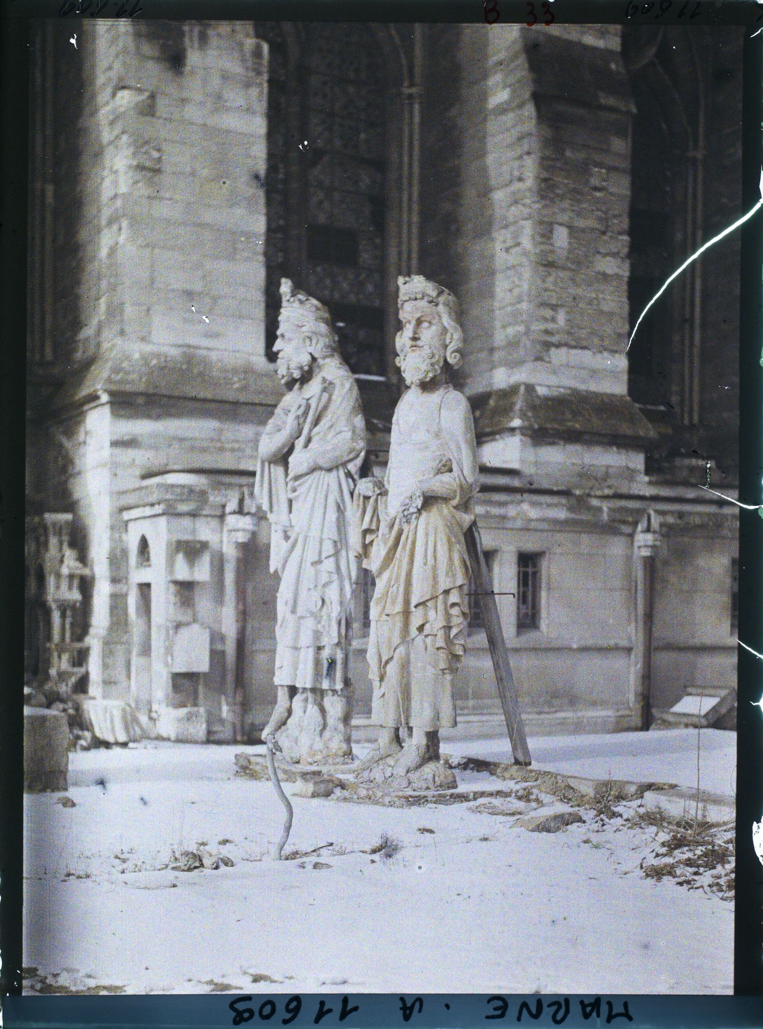 Image représentant Deux statues de la galerie des rois de la cathédrale dans la cour de l'ancien palais archiépiscopal