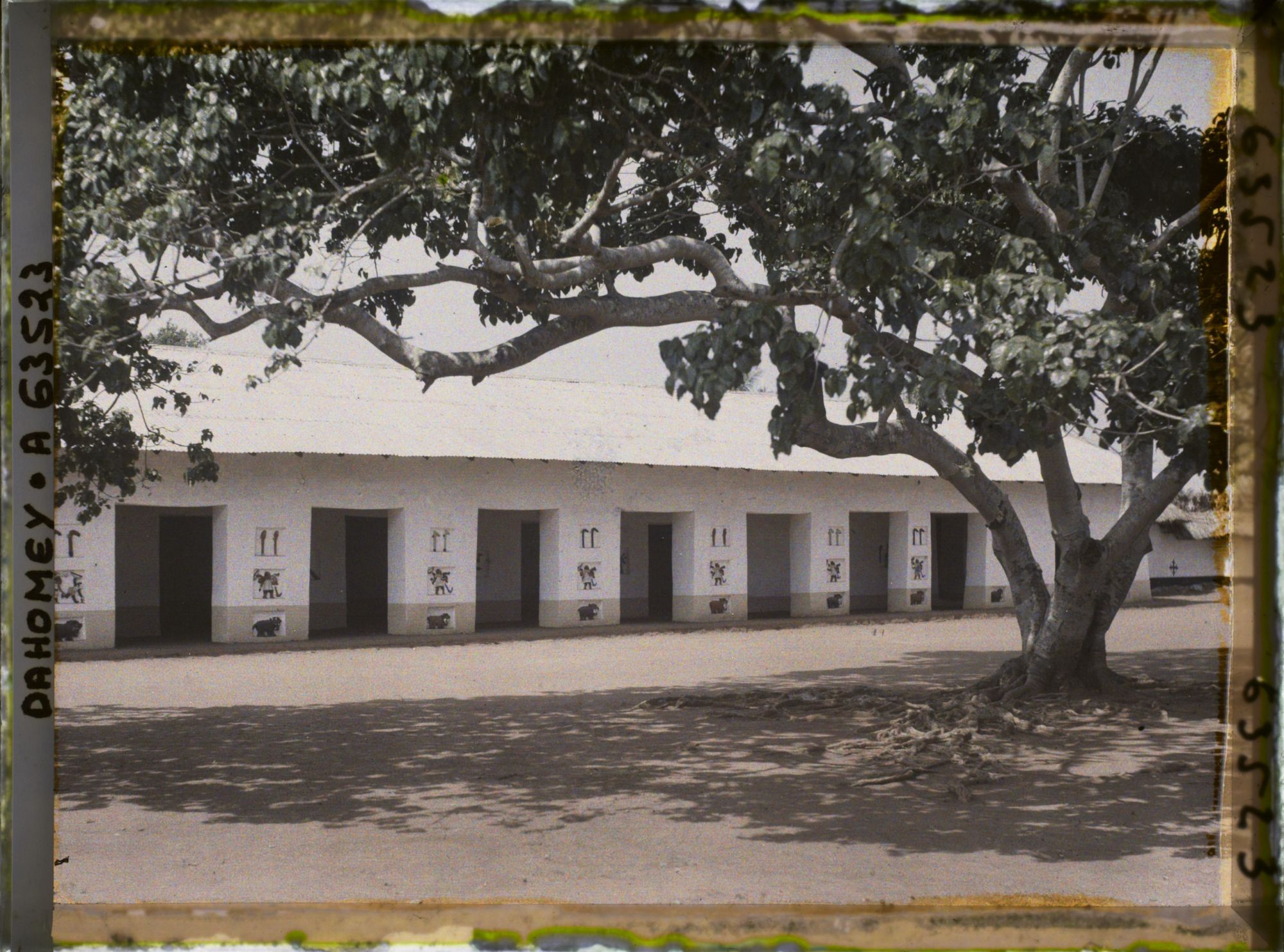 Image représentant Bâtiment de réception (ajalala) dans la deuxième cour du palais de Guézo (jalalahennou)
