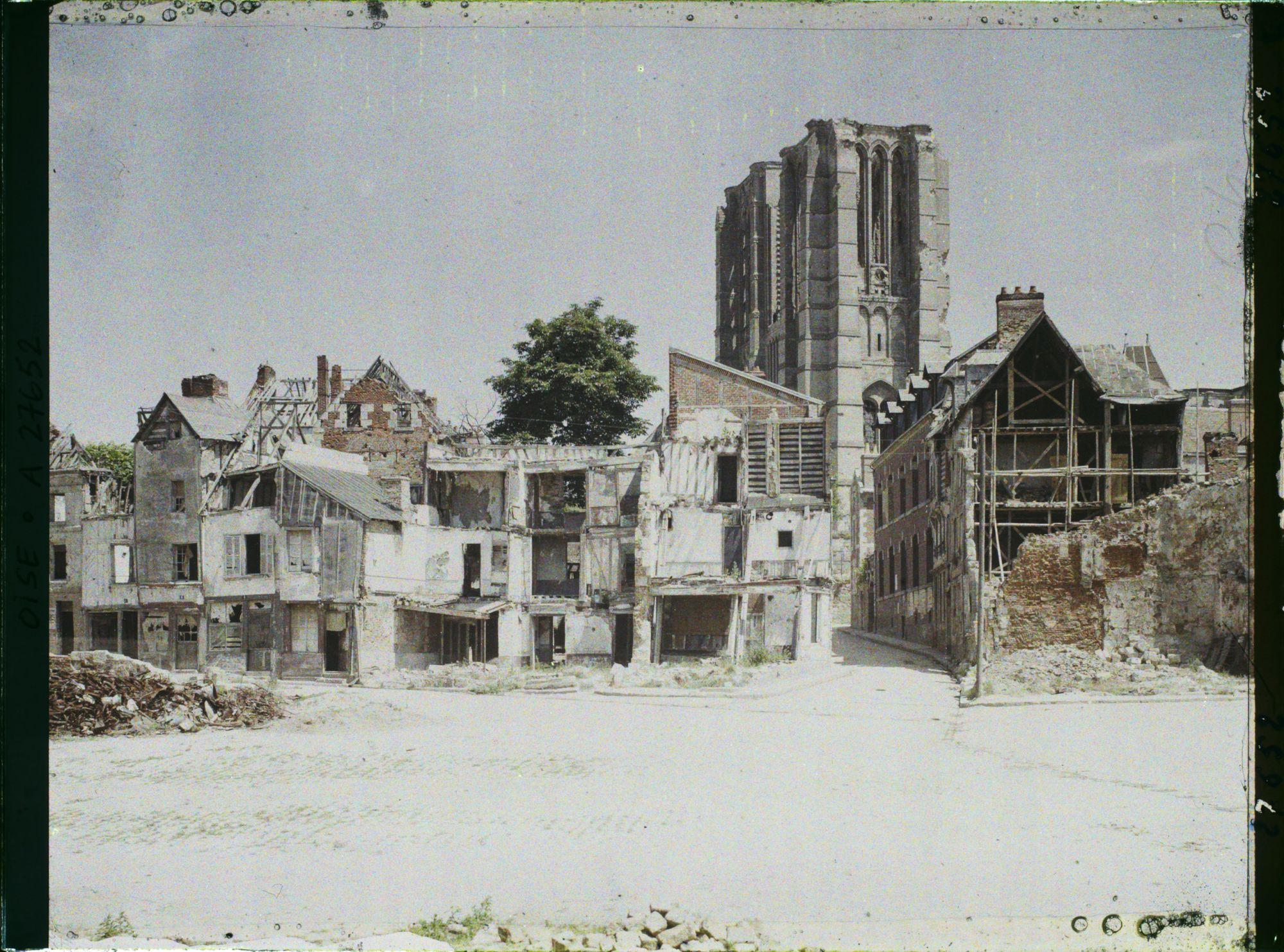 Image représentant France, Noyon, La place au blé et la Cathédrale