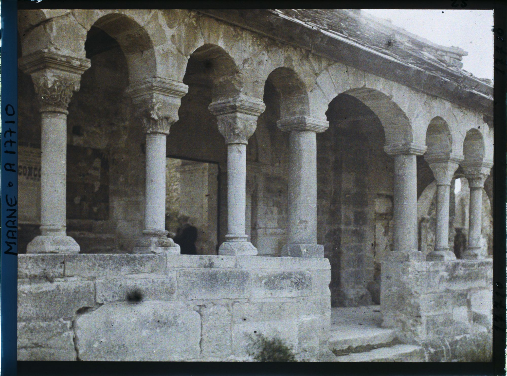 Image représentant Cauroy, Les Colonnes du Cloître (Détail)