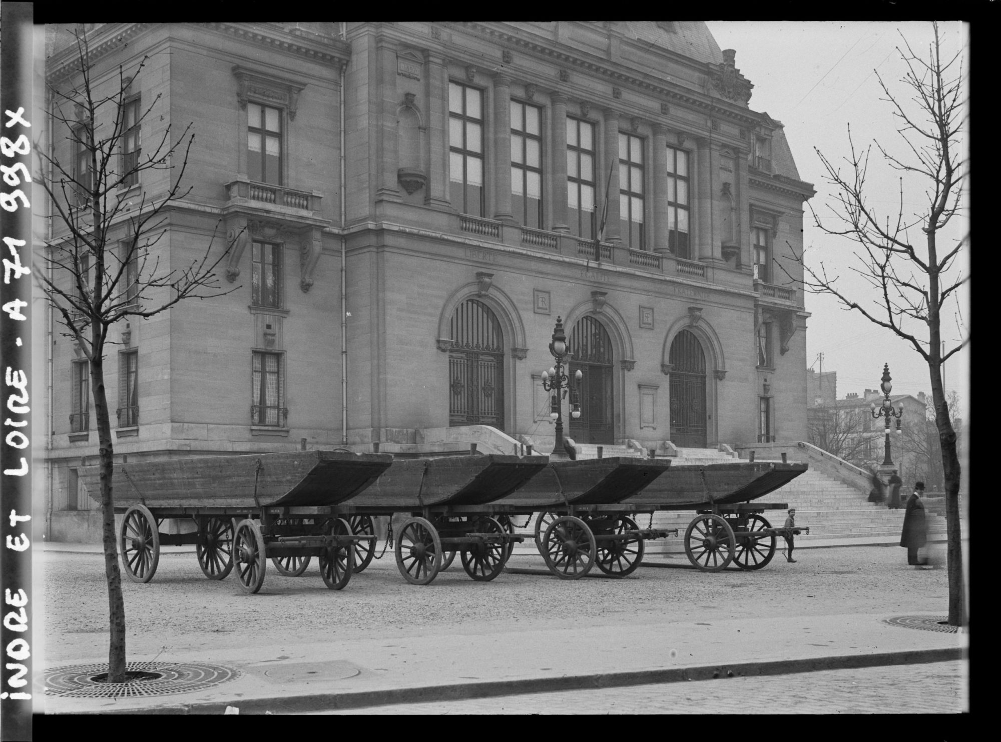 Image représentant Les pontons du Génie devant la Mairie, suite aux crues
