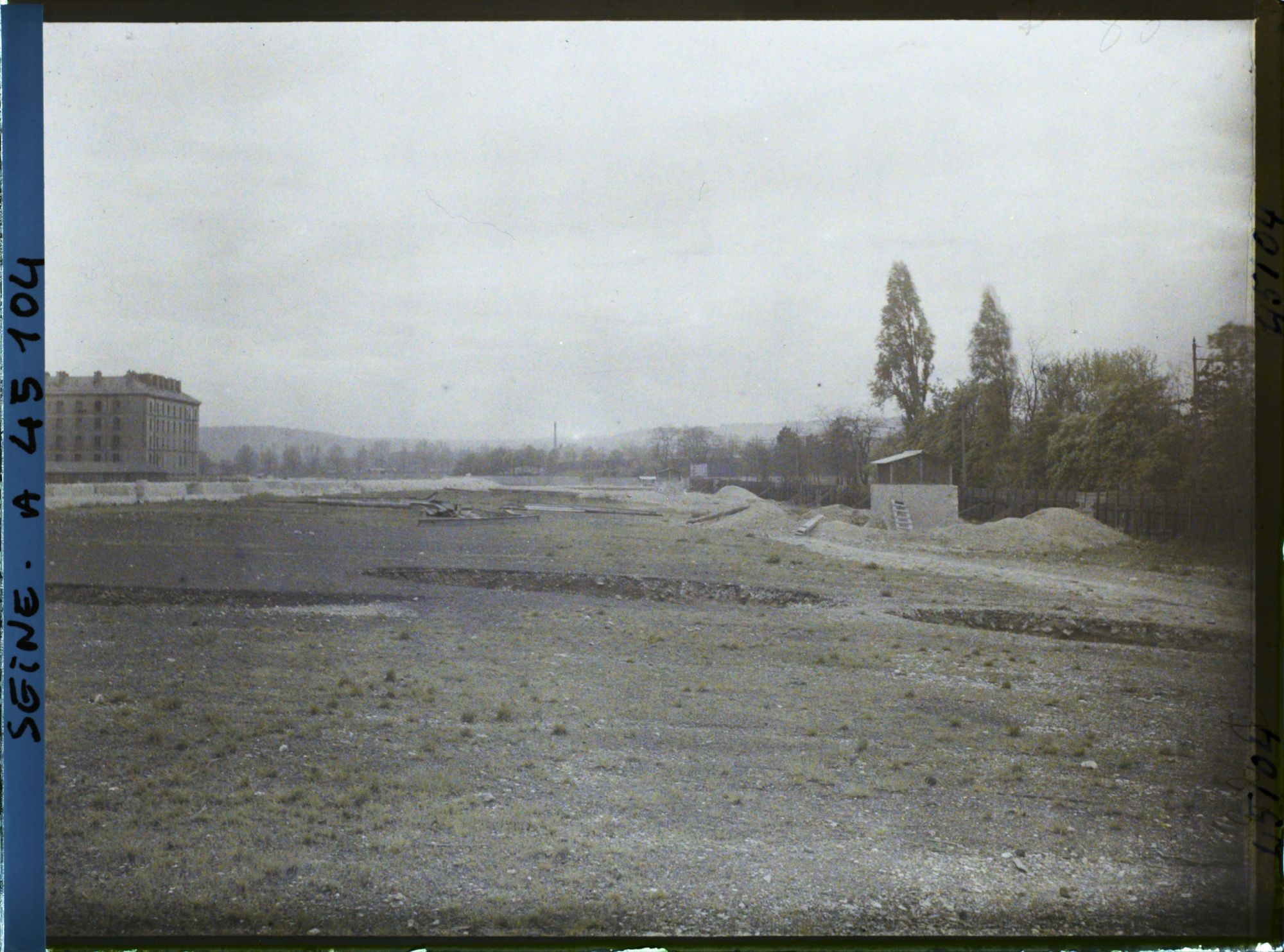 Image représentant L'emplacement des anciennes fortifications vers la porte de Molitor, en direction de la Seine