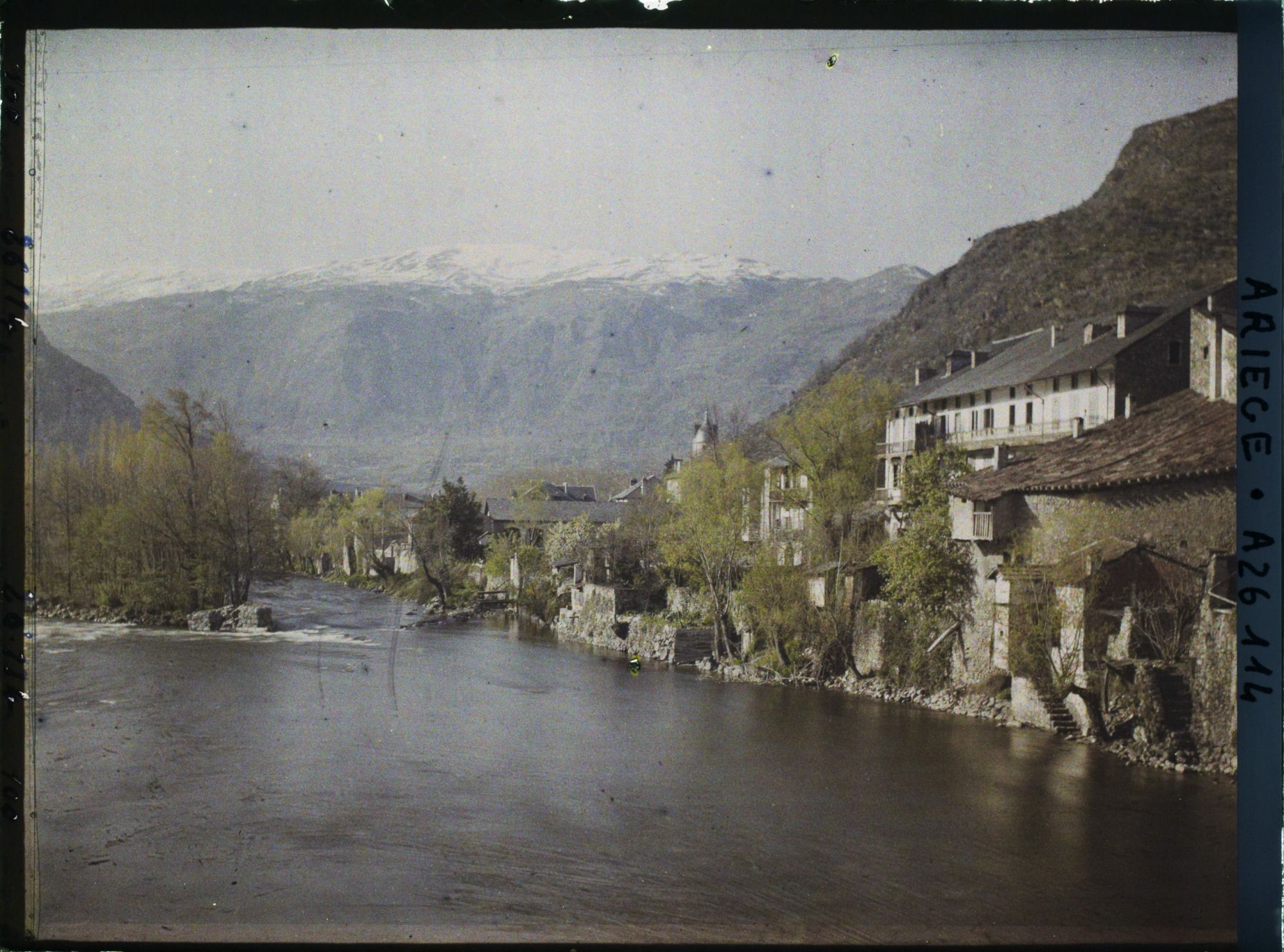 Image représentant Les bords de l'Ariège ; vue prise vers l'aval prise du pont