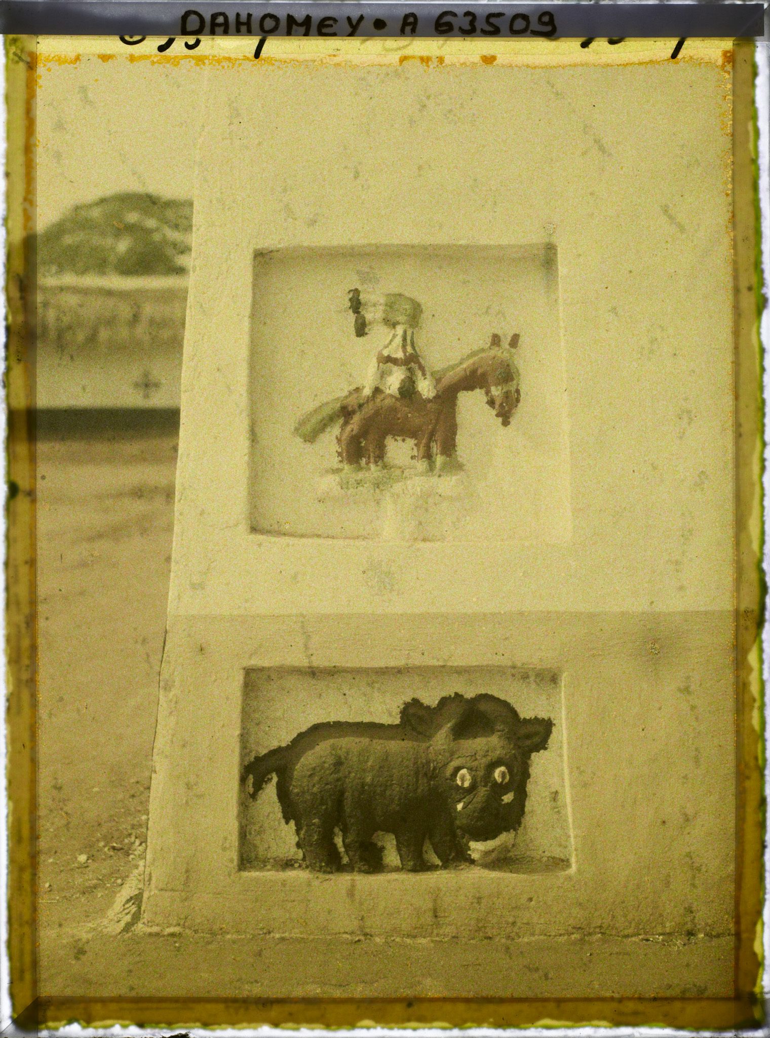 Image représentant Décor en relief de buffle et cavalier acrobate sur un bâtiment de réception (Ajalala) de la deuxième cour du palais de  null Glélé