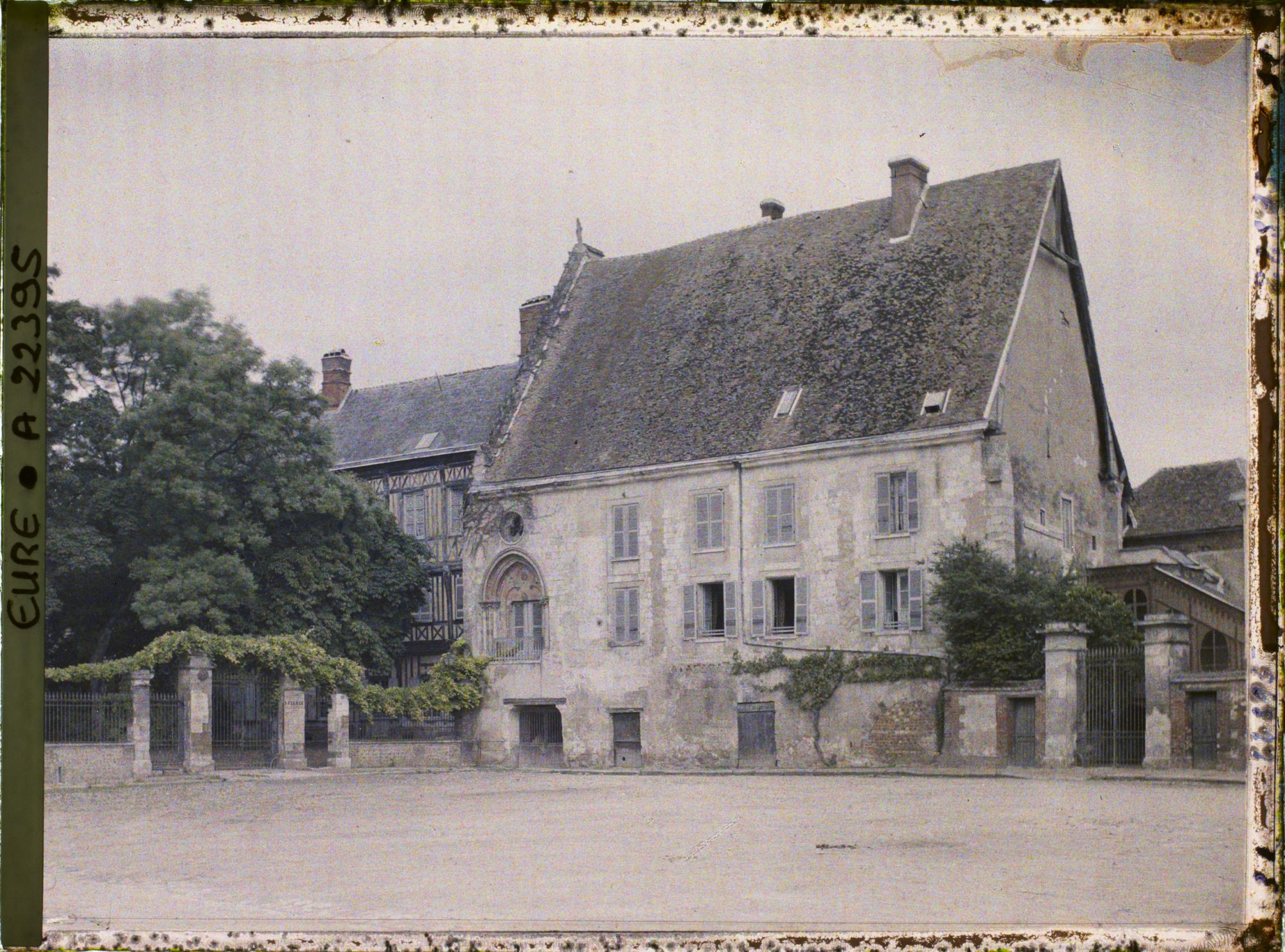 Image représentant Le vieux château vu de la place du château