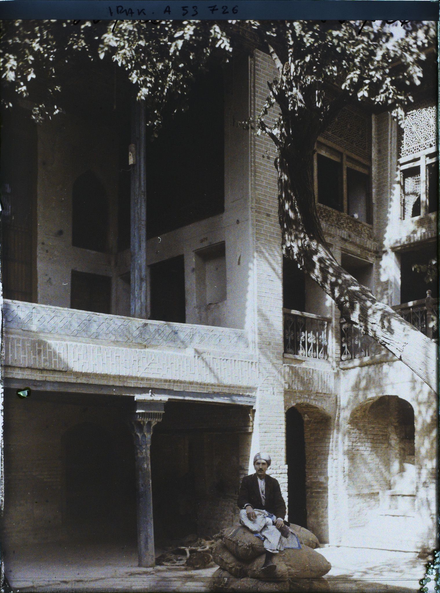 Image représentant La cour d'une vieille demeure