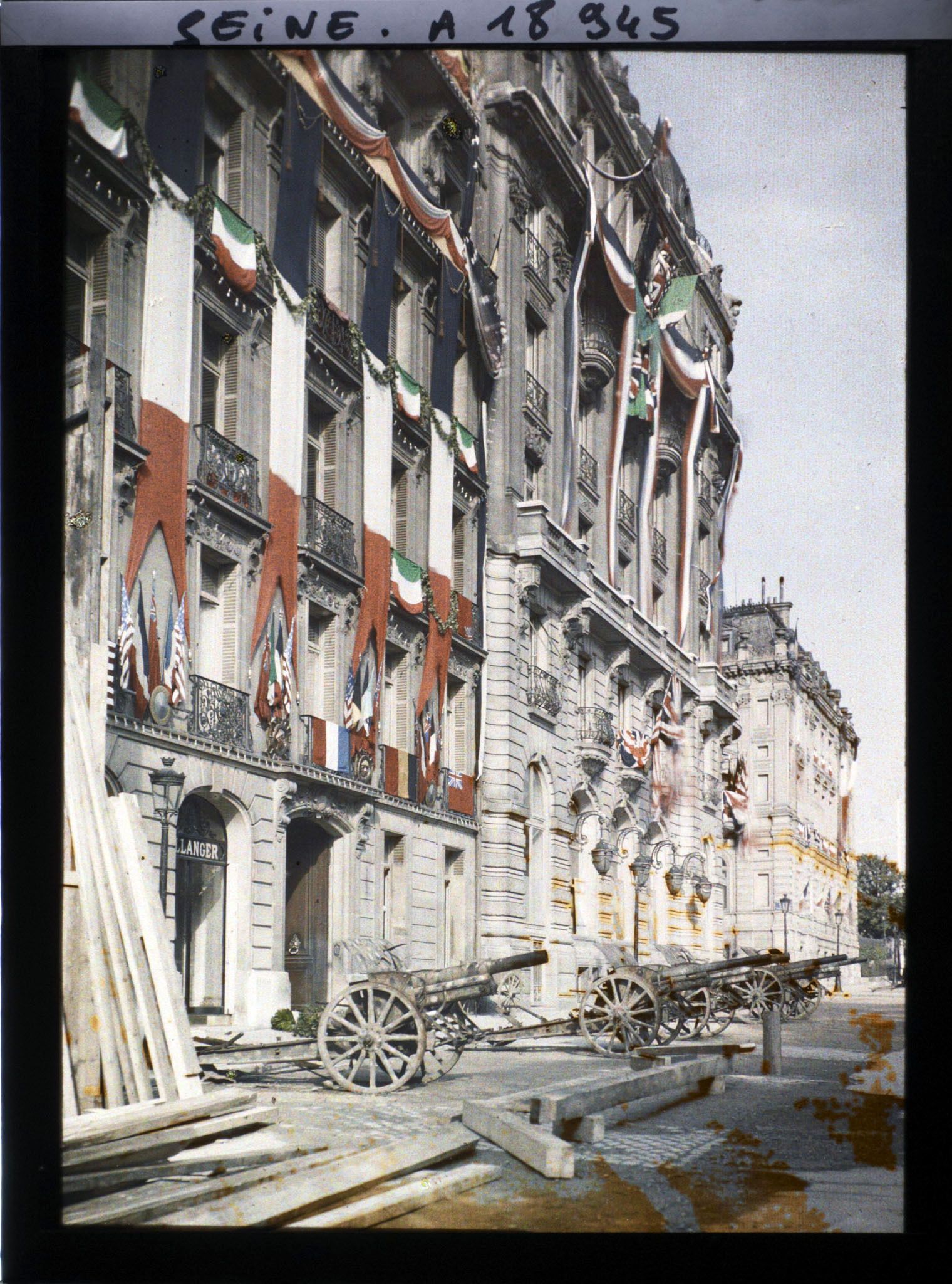 Image représentant Décorations et canons sur les Champs-Elysées pour les fêtes de la Victoire