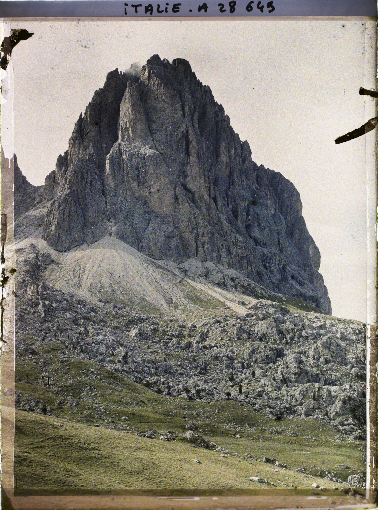 Image représentant Le Langkofel ou Sassolungo (littéralement la "longue pierre", 3181 m)