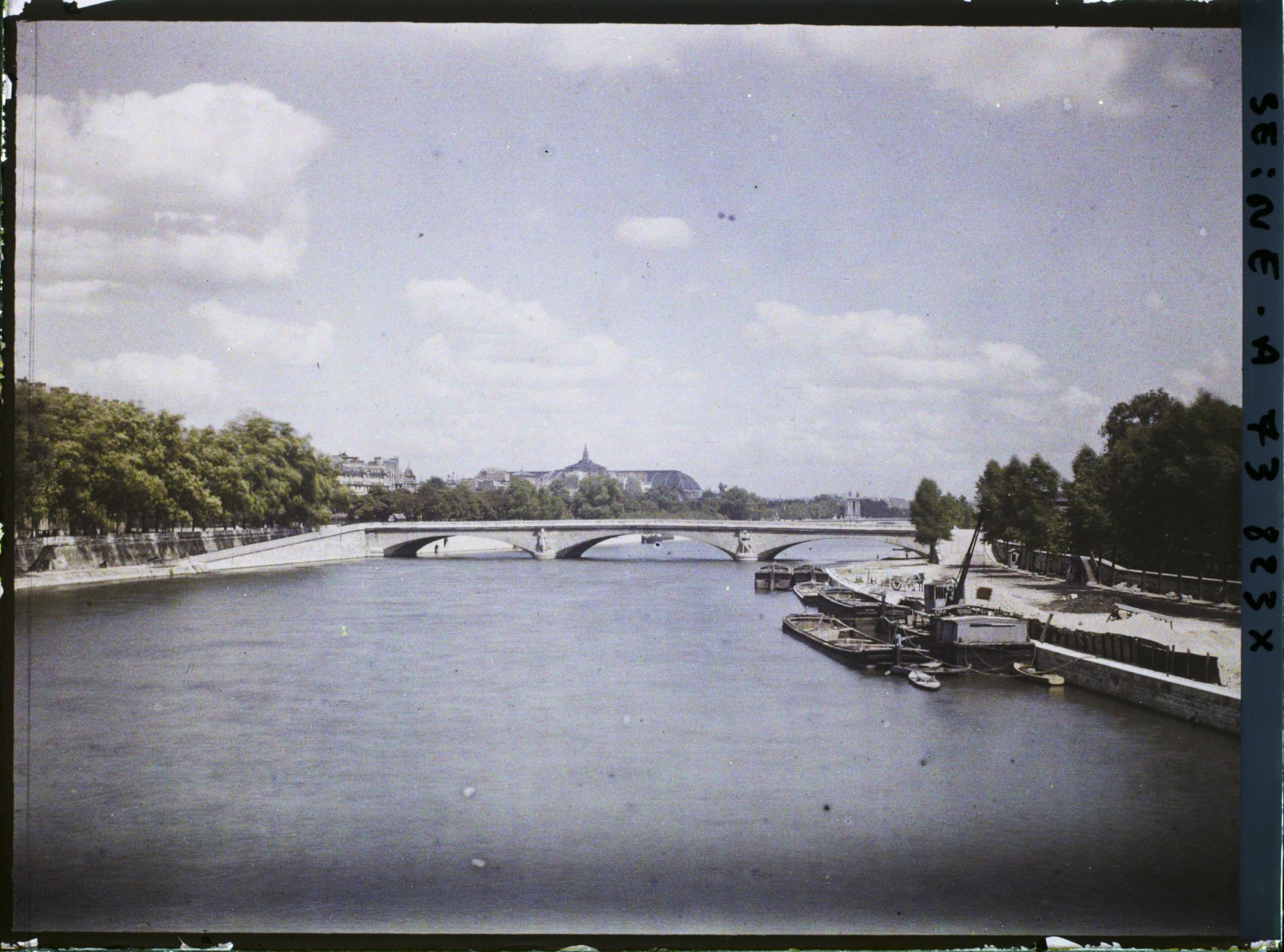 Image représentant Le ciel de Paris le jour de la signature du pacte Briand-Kellogg (vue sur le pont des Invalides et le Grand-Palais depuis le pont de l'Alma)