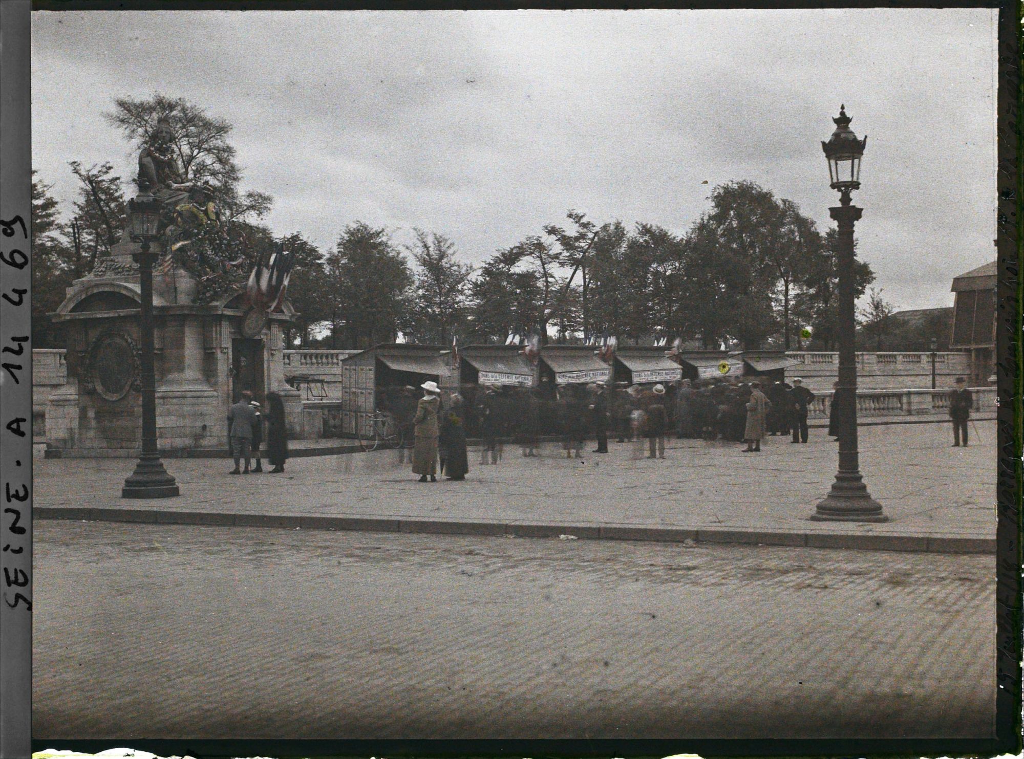 Image représentant Baraques de souscription à côté de la statue de Strasbourg, place de la Concorde