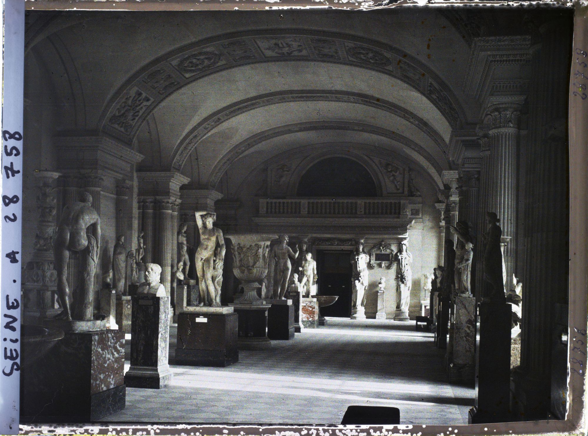 Image représentant La salle des Caryatides, musée du Louvre