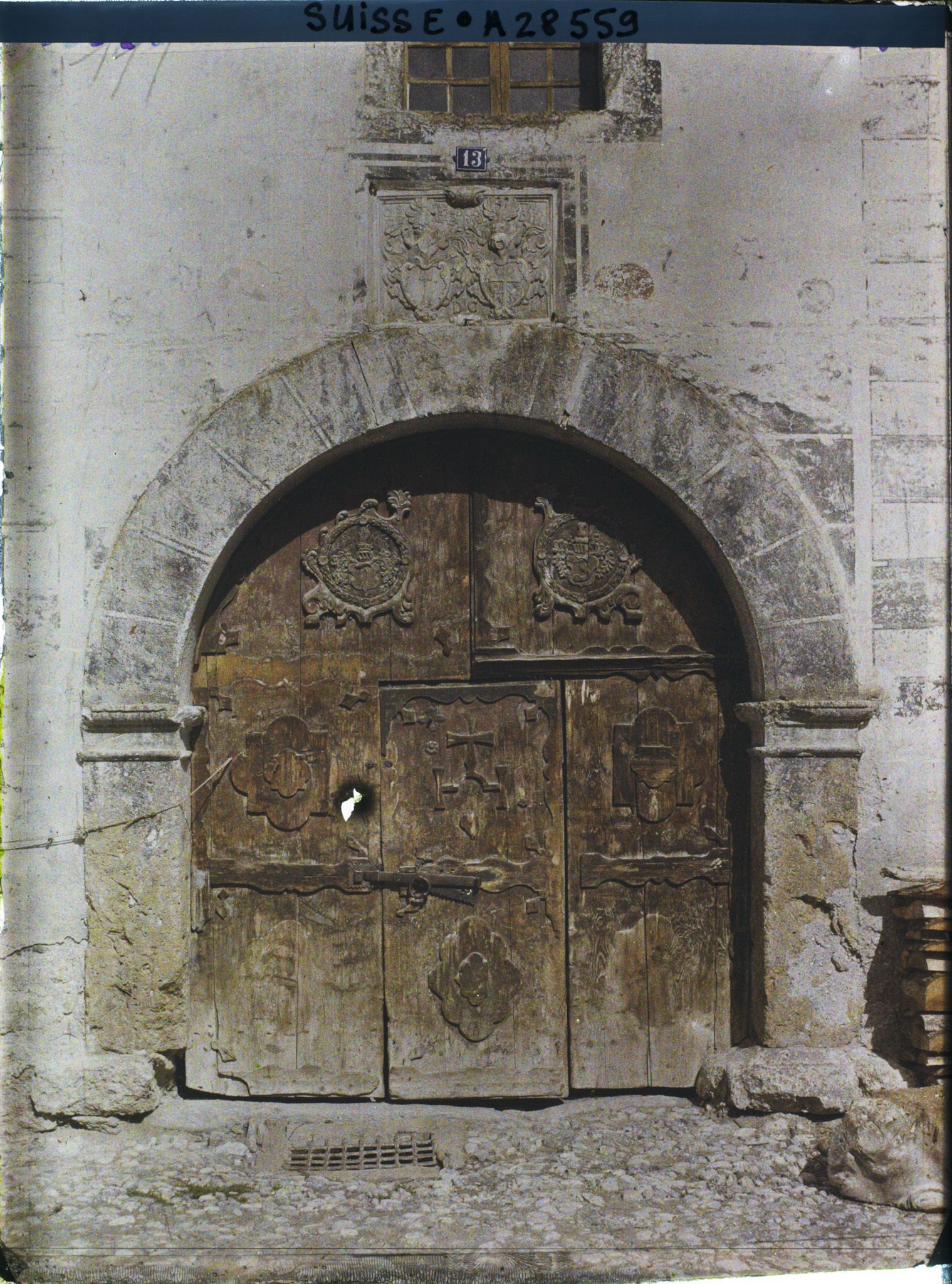 Image représentant Porte en bois avec les armes de la dernière famille noble du pays