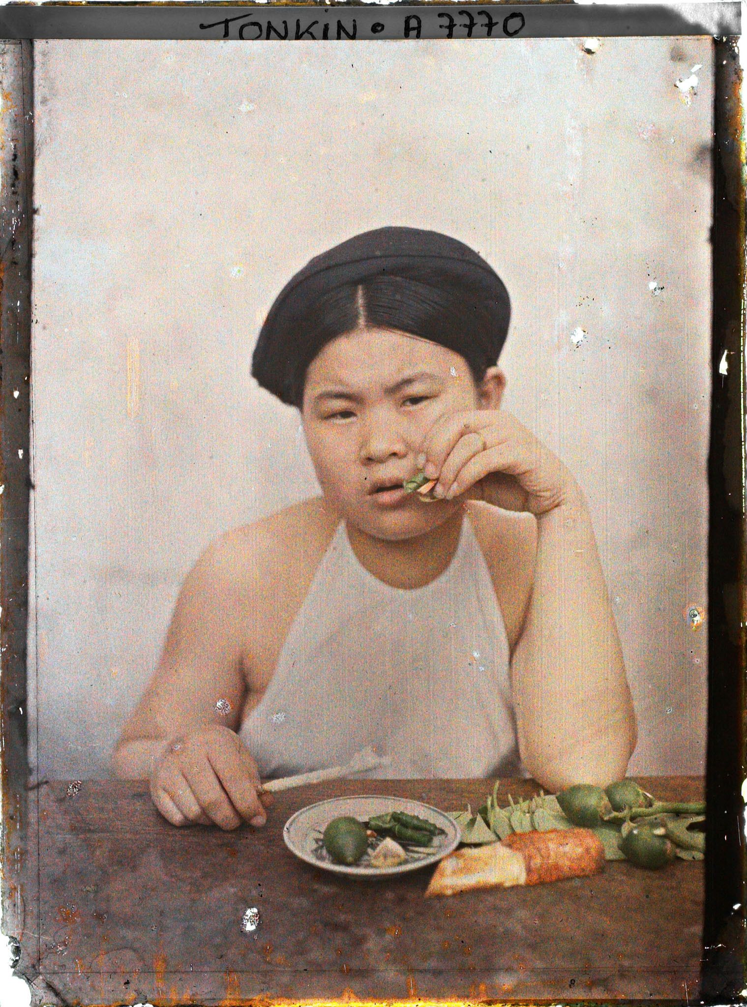 Image représentant Une jeune fille chiquant le bétel