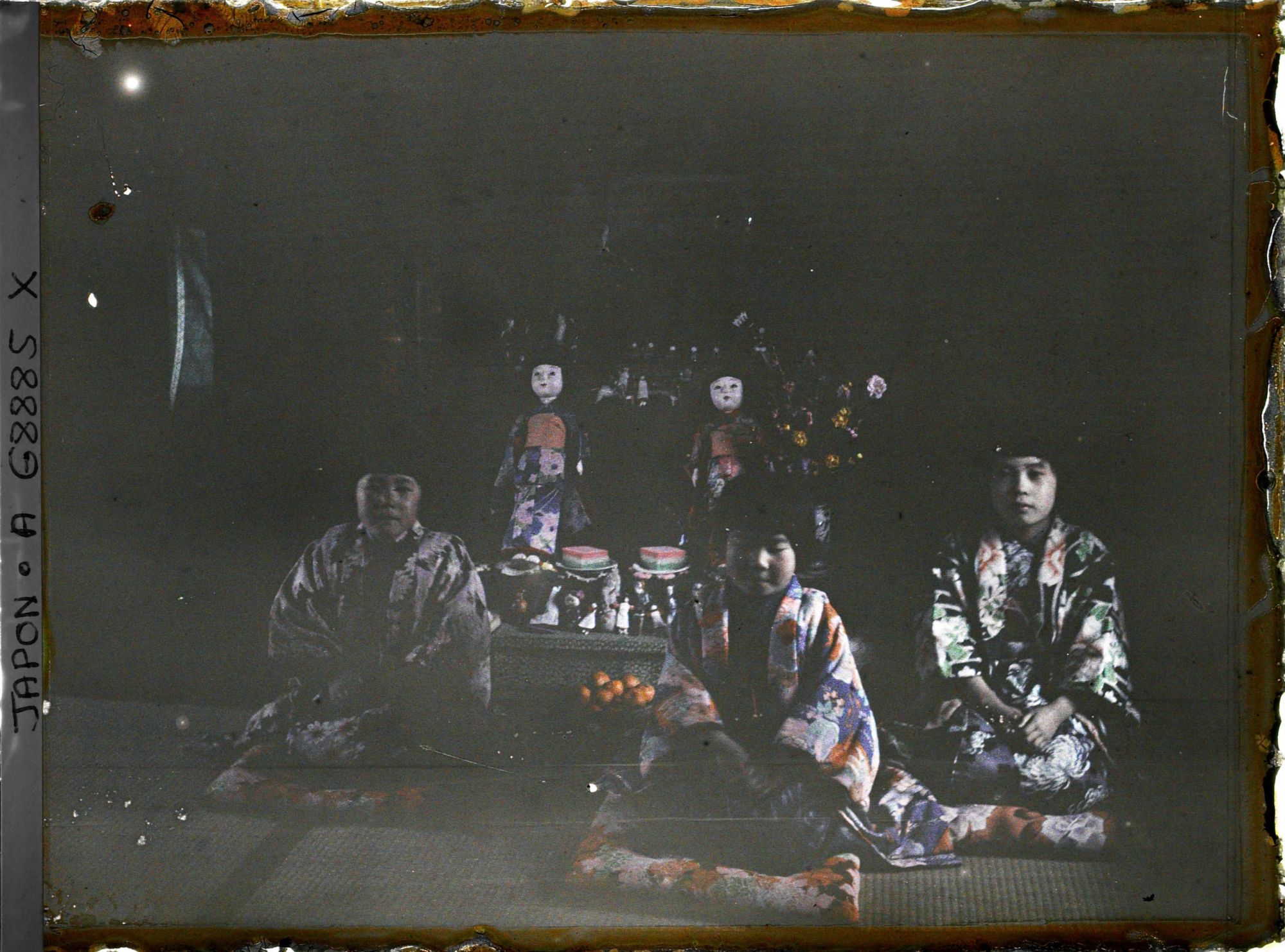 Image représentant Hina-matsuri (fête des filles) : fillettes assises devant une exposition de poupées