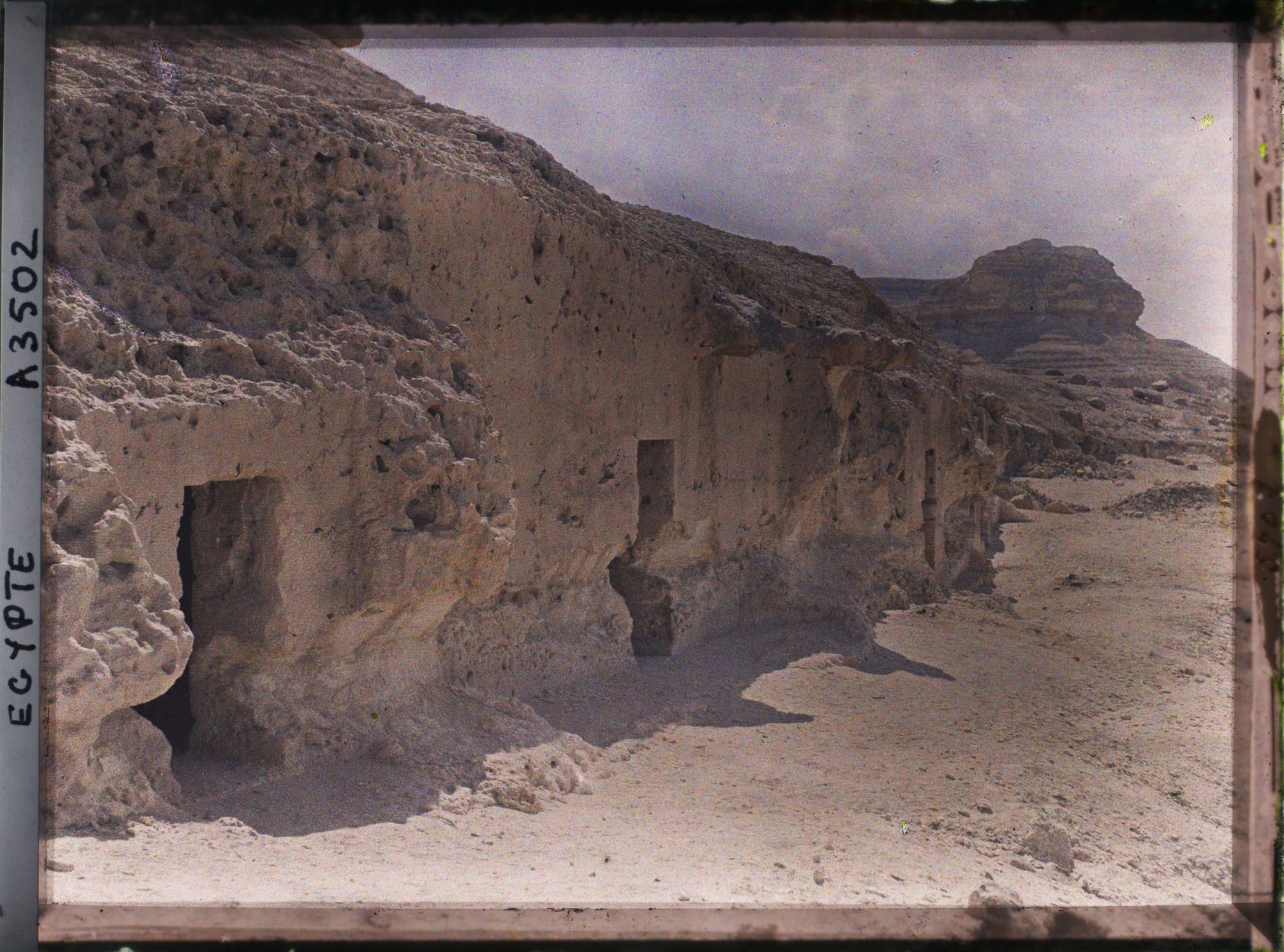 Image représentant null Hypogées au pied de la falaise