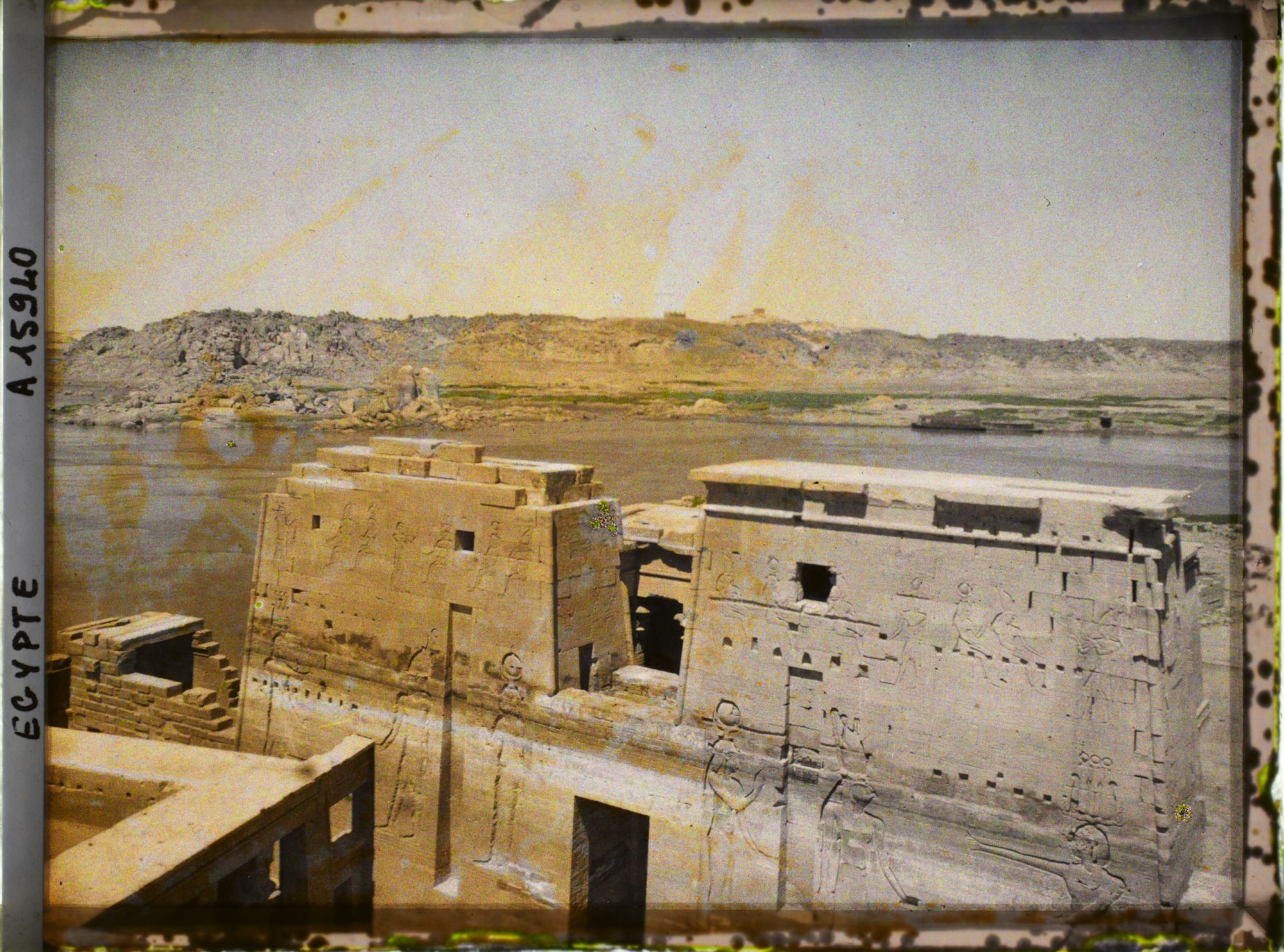 Image représentant Vue sur le pylône d'entrée et le Nil depuis le grand pylône du temple d'Isis