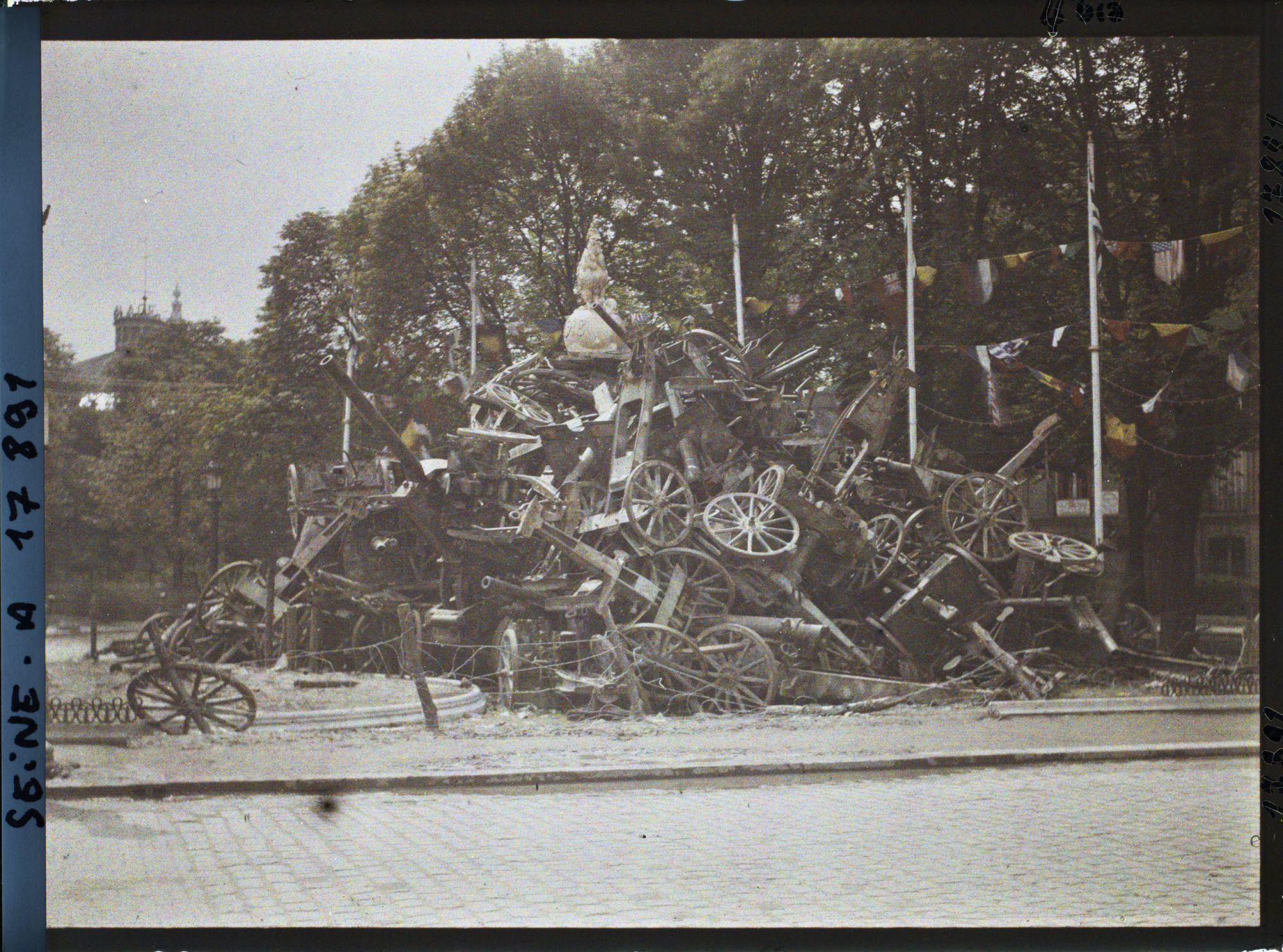 Image représentant Canons exposés sur le rond-point des Champs-Elysées pour les fêtes de la Victoire des 13 et 14 juillet (actuel rond-point Marcel-Dassault)