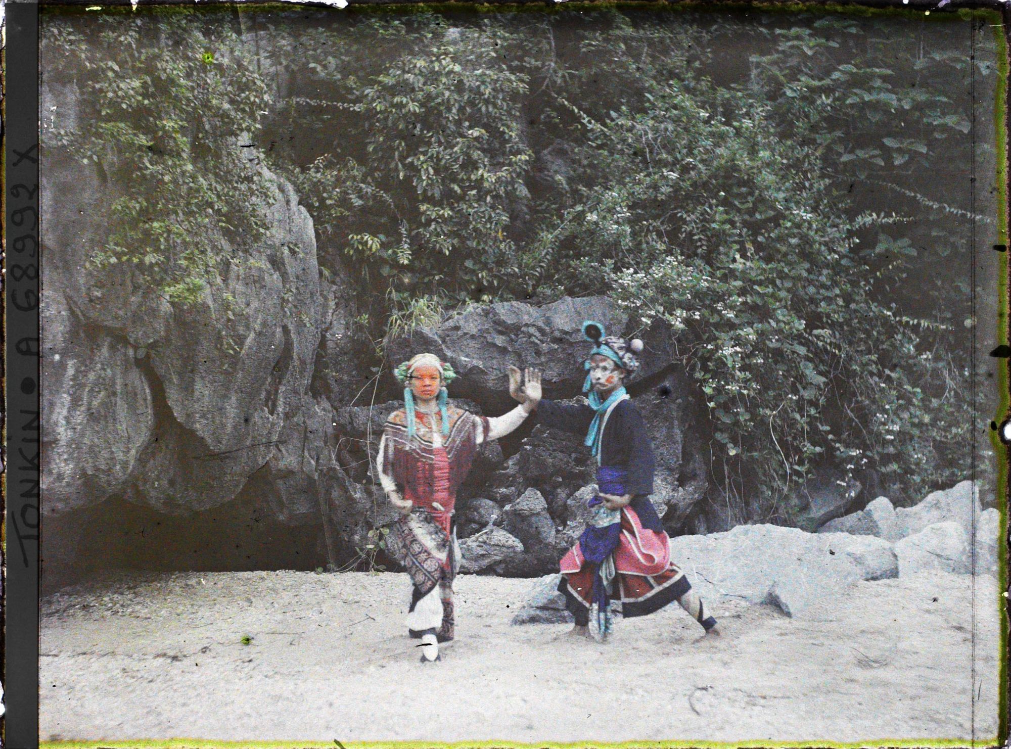 Image représentant Deux acteurs du Théâtre saïgonnais exécutant une figure de danse