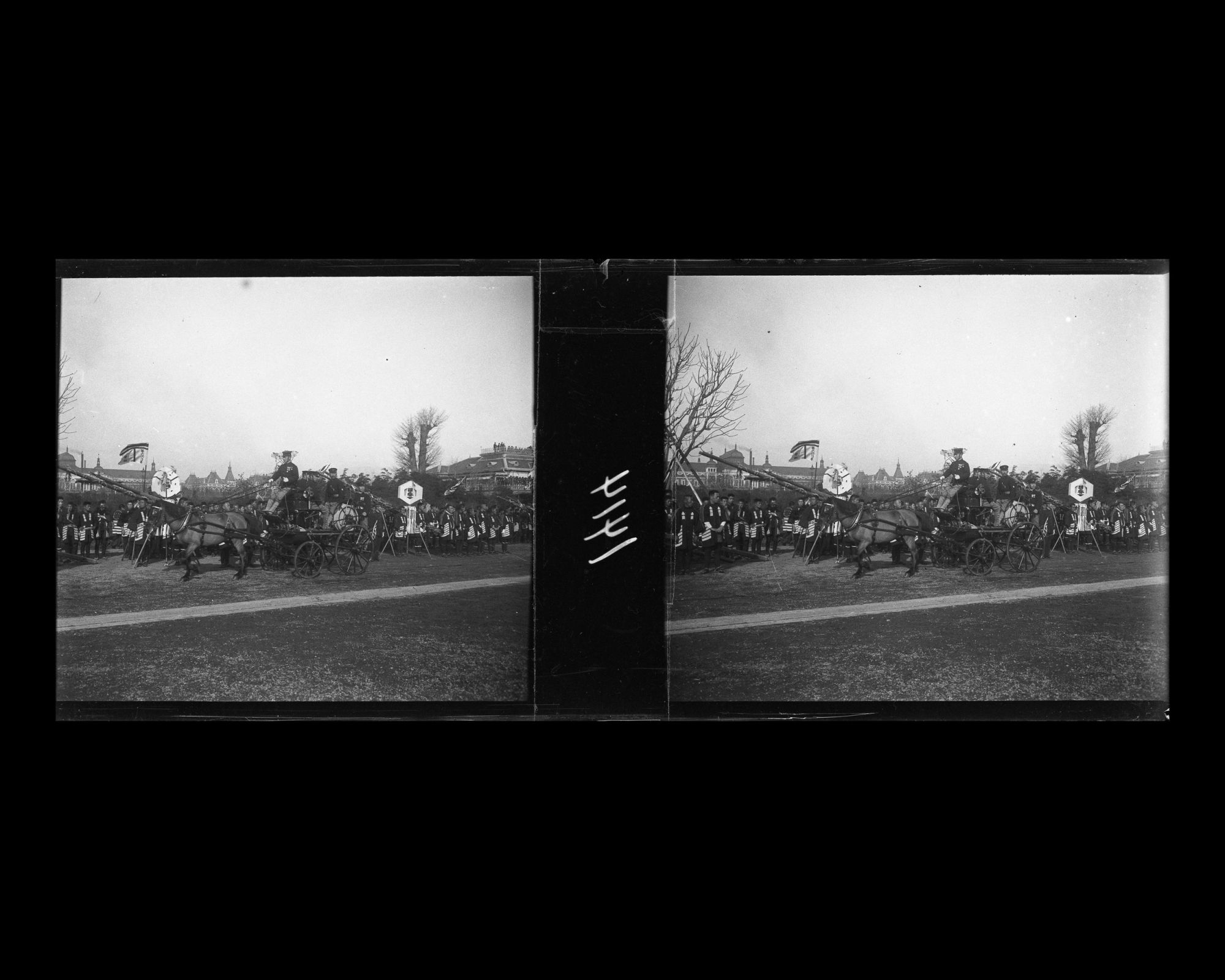 Image représentant Près du parc Hibiya, préparatifs pour la revue des pompiers