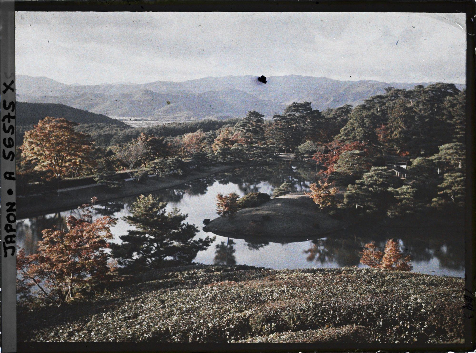 Image représentant Les jardins de la villa impériale Shugakuin Rikyû : l'étang Yokuryu et l'île Banshou