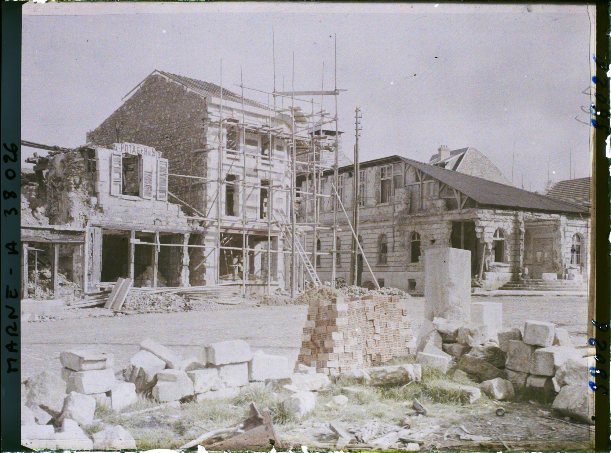Image représentant France, Fismes, Ruines et reconstruction place de la Marie
