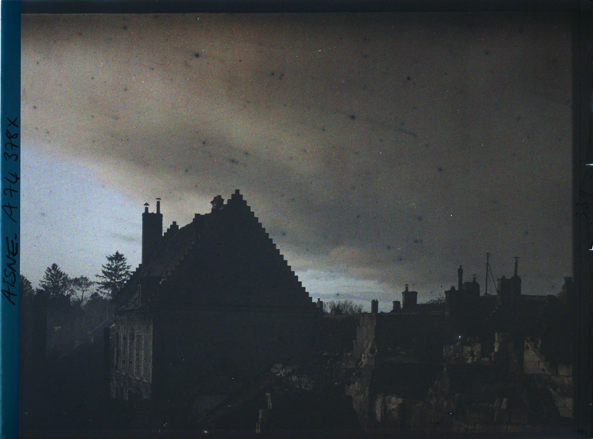 Image représentant Les toits de la ville en ruines et effets de ciel