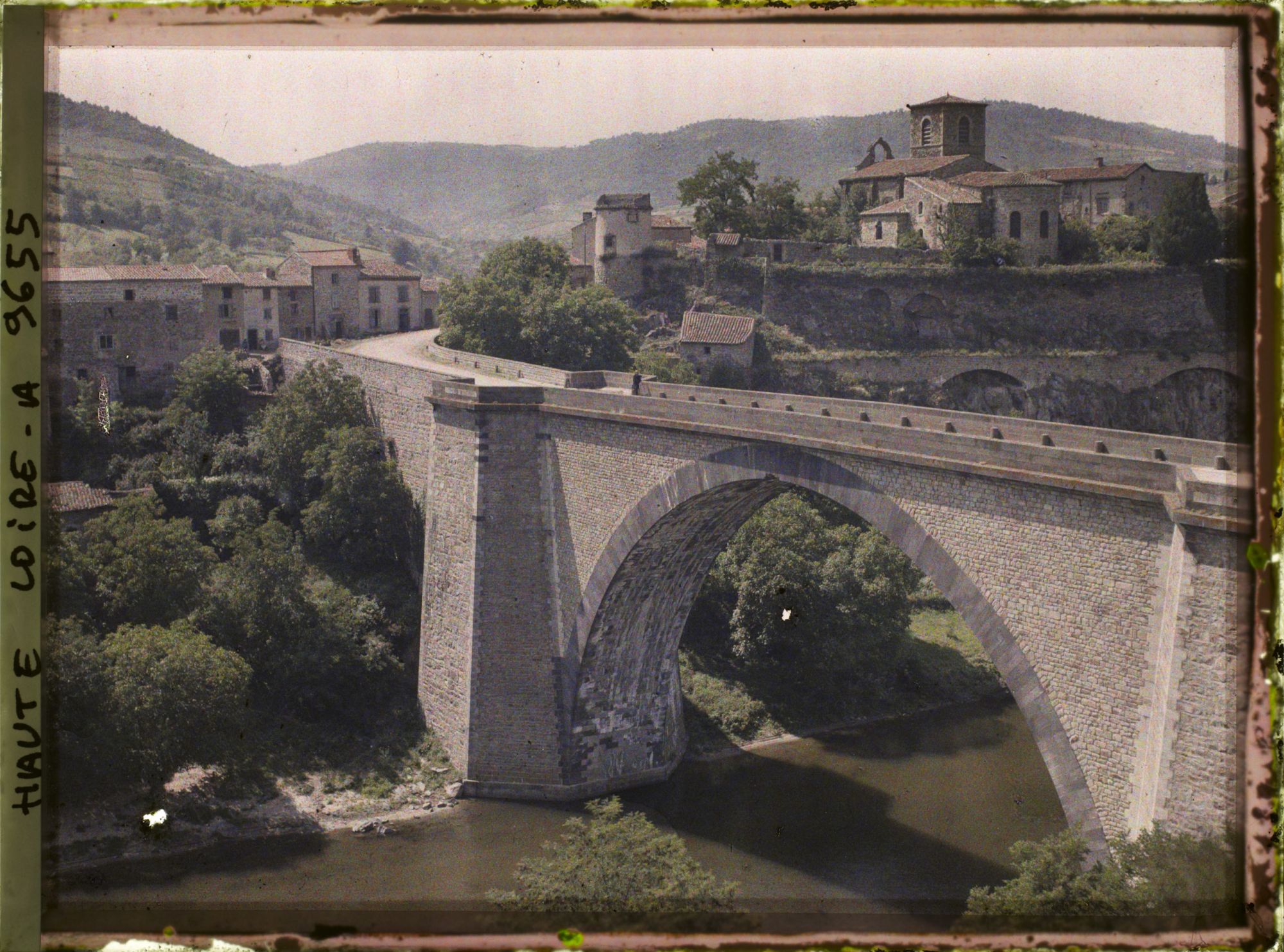 Image représentant Le pont sur l'Allier et l'ensemble du village