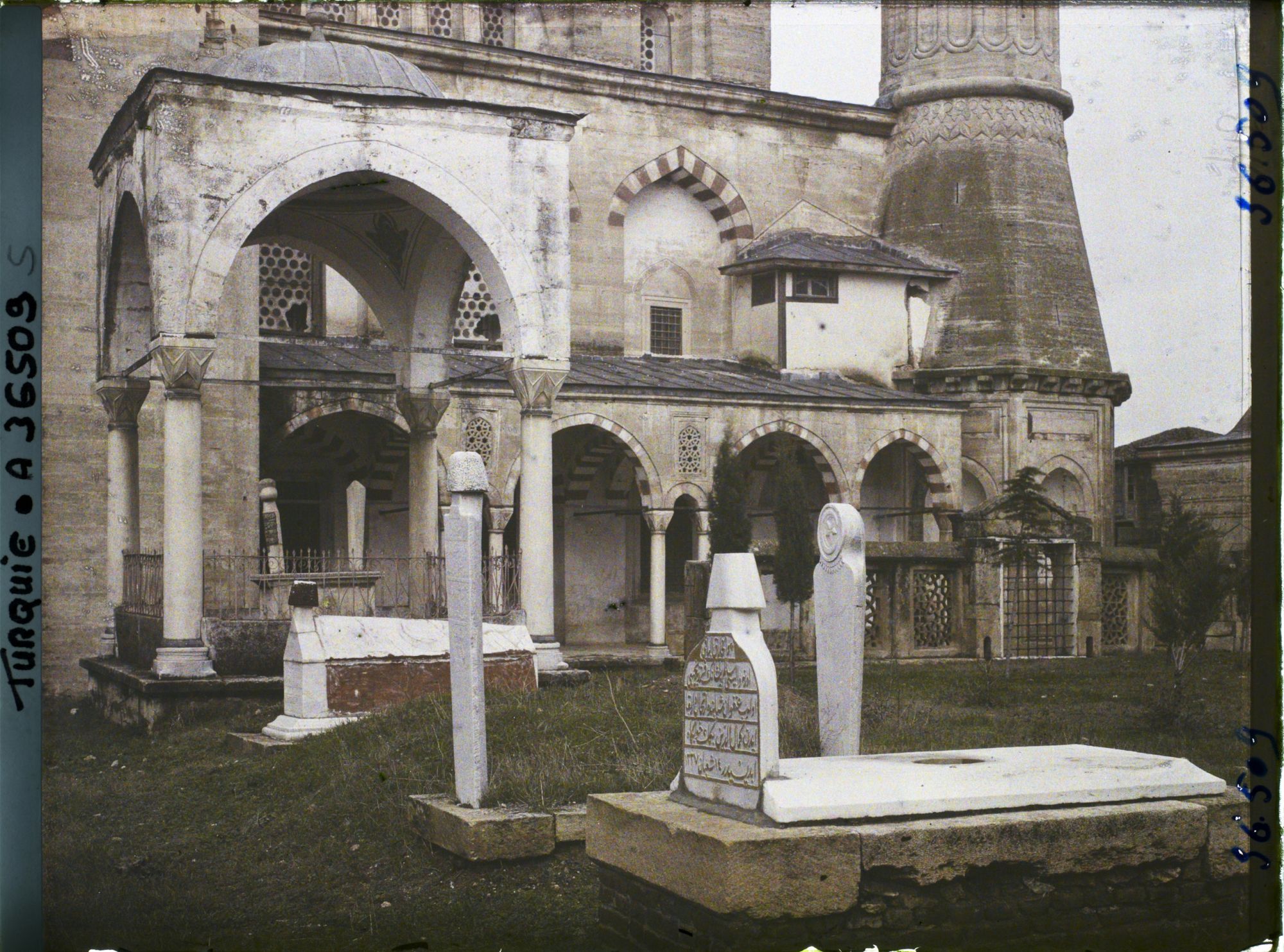 Image représentant Selimiye Camii (Grande Mosquée). Tombeau d'un éminent personnage. (Petit édifice à colonne et coupole dans la cour est du cimetière)