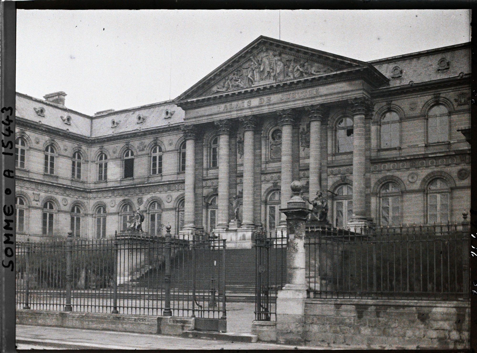Image représentant France, Amiens, Le Palais de Justice, Rue Robert de Luzarches