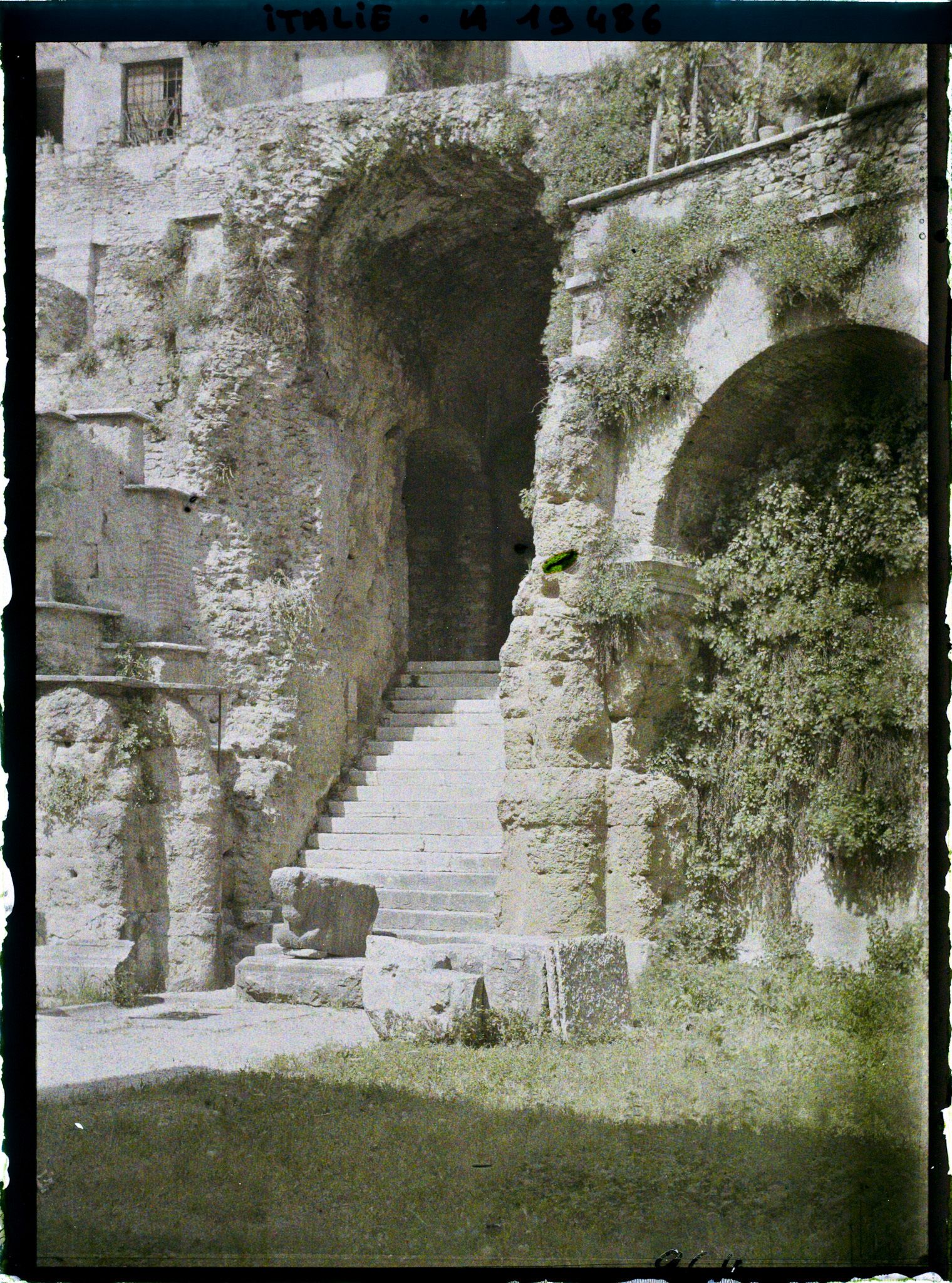 Image représentant Entrée latérale du théâtre Romain (?)