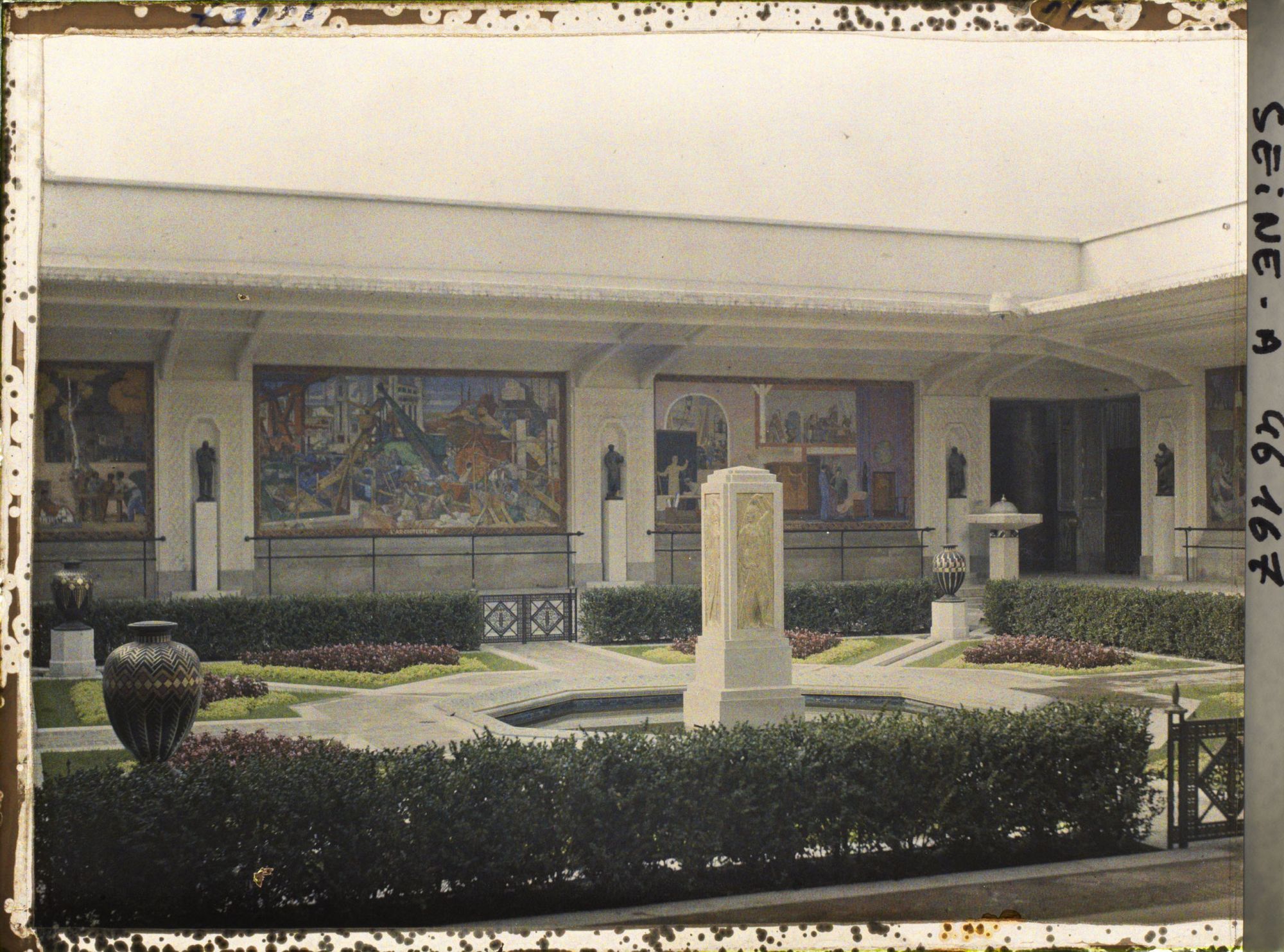 Image représentant L'Exposition des arts décoratifs, Cour des métiers, sur l'esplanade des Invalides