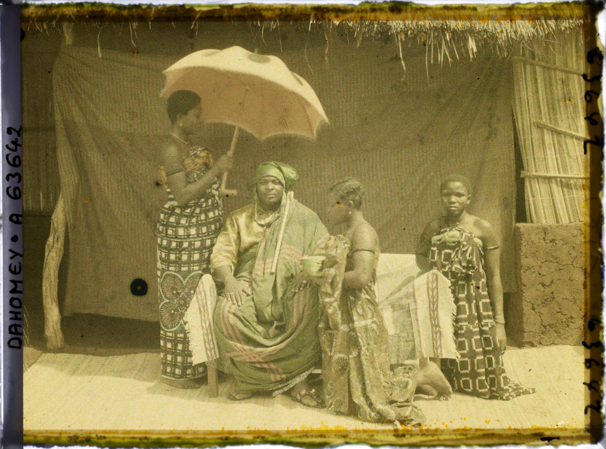 Image représentant Portrait du chef  https://musee-albert-kahn.s-museum.fr/home/NWQ2OTAwYzNmYjZlZTk1ZWQwODJmMjY4L2dlbmVyaWMtbm90aWNlLXRhYi9hdXRob3JpdHkvNjE3YTc5ZjVjZjhiODk2OGIzMzM3ZDIx/5d6900c3fb6ee95ed082f268/generic-notice-tab/authority/617a79eacf8b8968b3336557 Justin Aho entouré de ses femmes