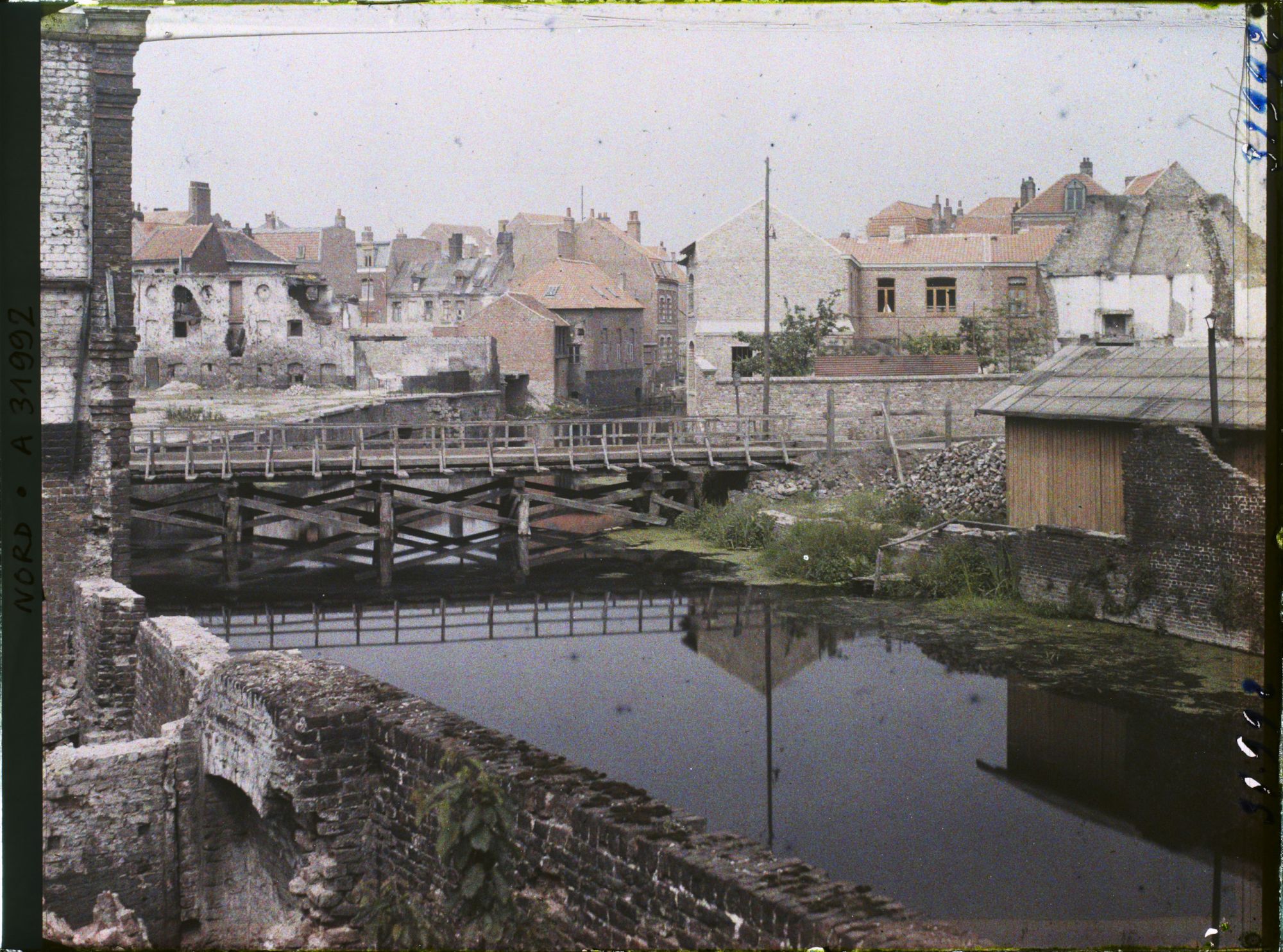 Image représentant France, Armentières, Maisons neuves le long de la Lys