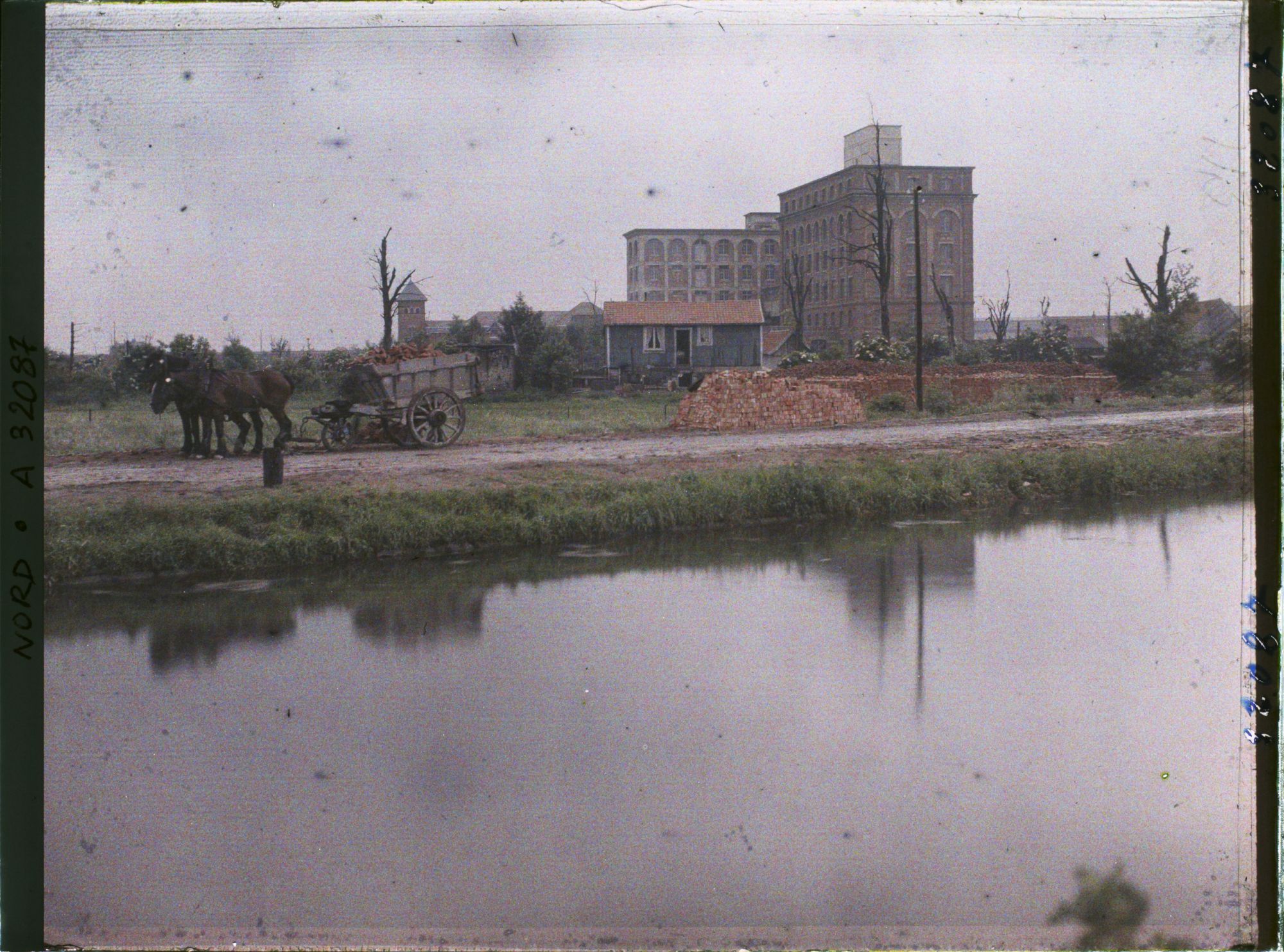 Image représentant France, Merville, Grand moulin reconstruit et Canal de la Lys