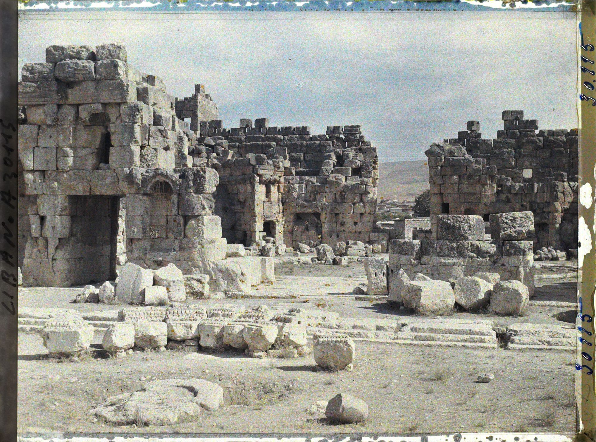 Image représentant Vestiges de l'avant-cour hexagonale du Temple de Jupiter Héliopolitain