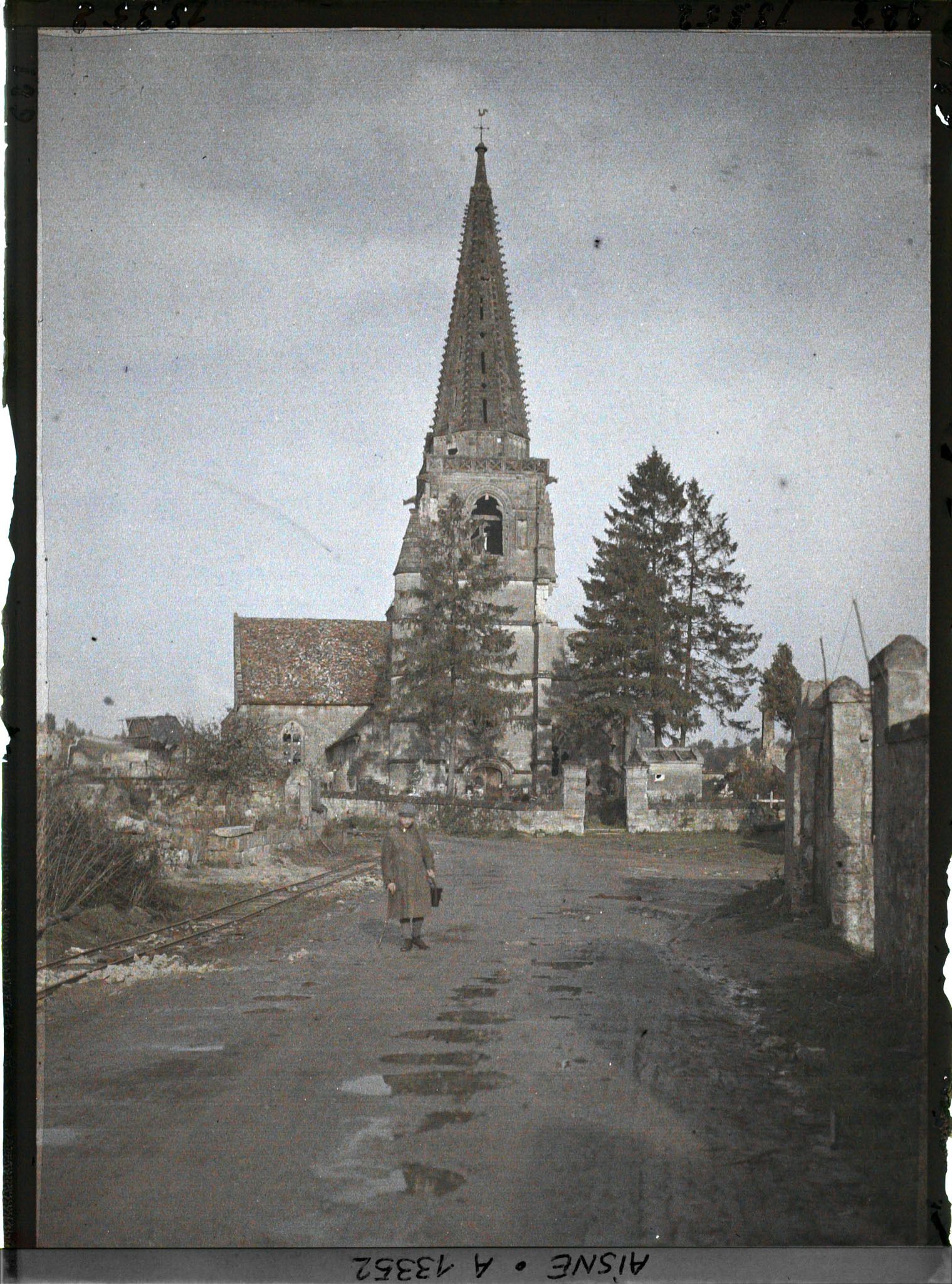 Image représentant France, Coucy-la-Ville, Eglise (extérieur)