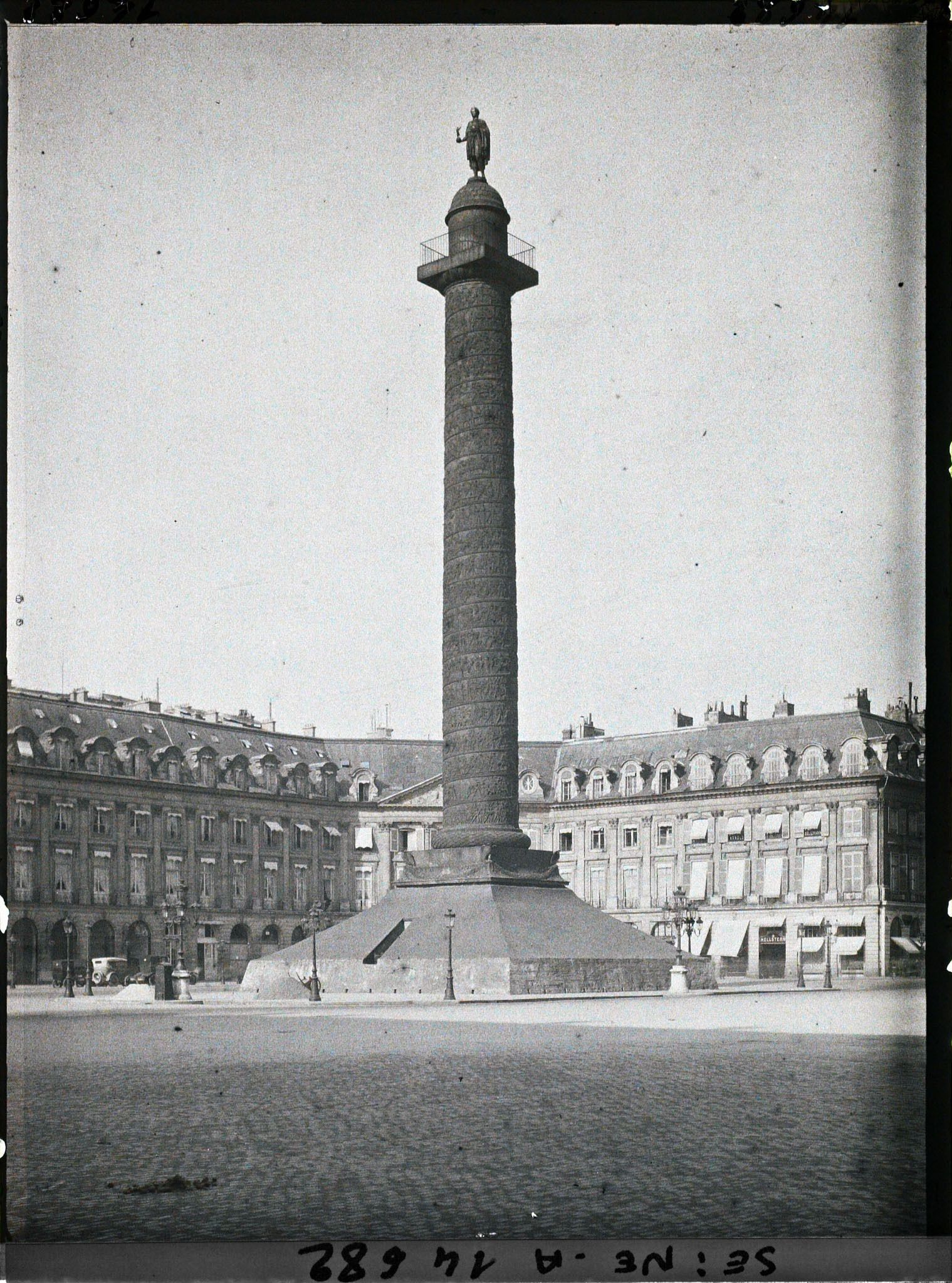 Image représentant La colonne Vendôme protégée contre les bombardements