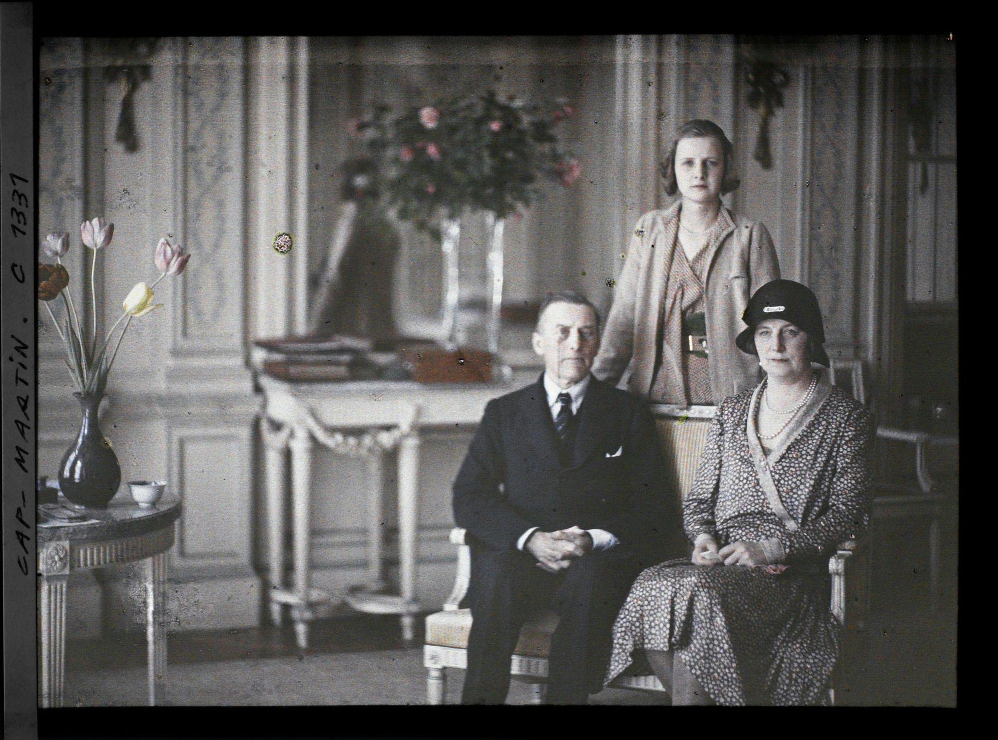 Image représentant Austen Chamberlain, son épouse et leur fille Diane dans un salon de la villa Kahn (villa Zamir)