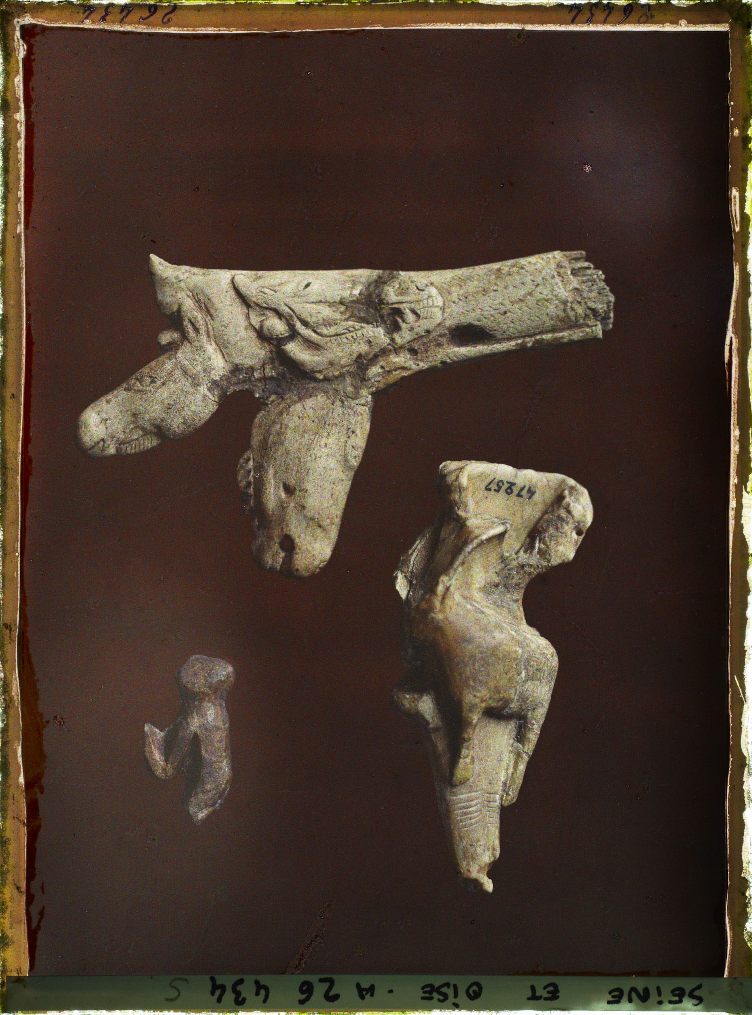 Image représentant France, St Germain-en-Laye, Musée : Bâton de Comt à 3 têtes de Chevaux, Mas d'Azil 47080. Pendeloque avec bouquetin gravé 47257; Statuette humaine Laugerie Basse 47018.