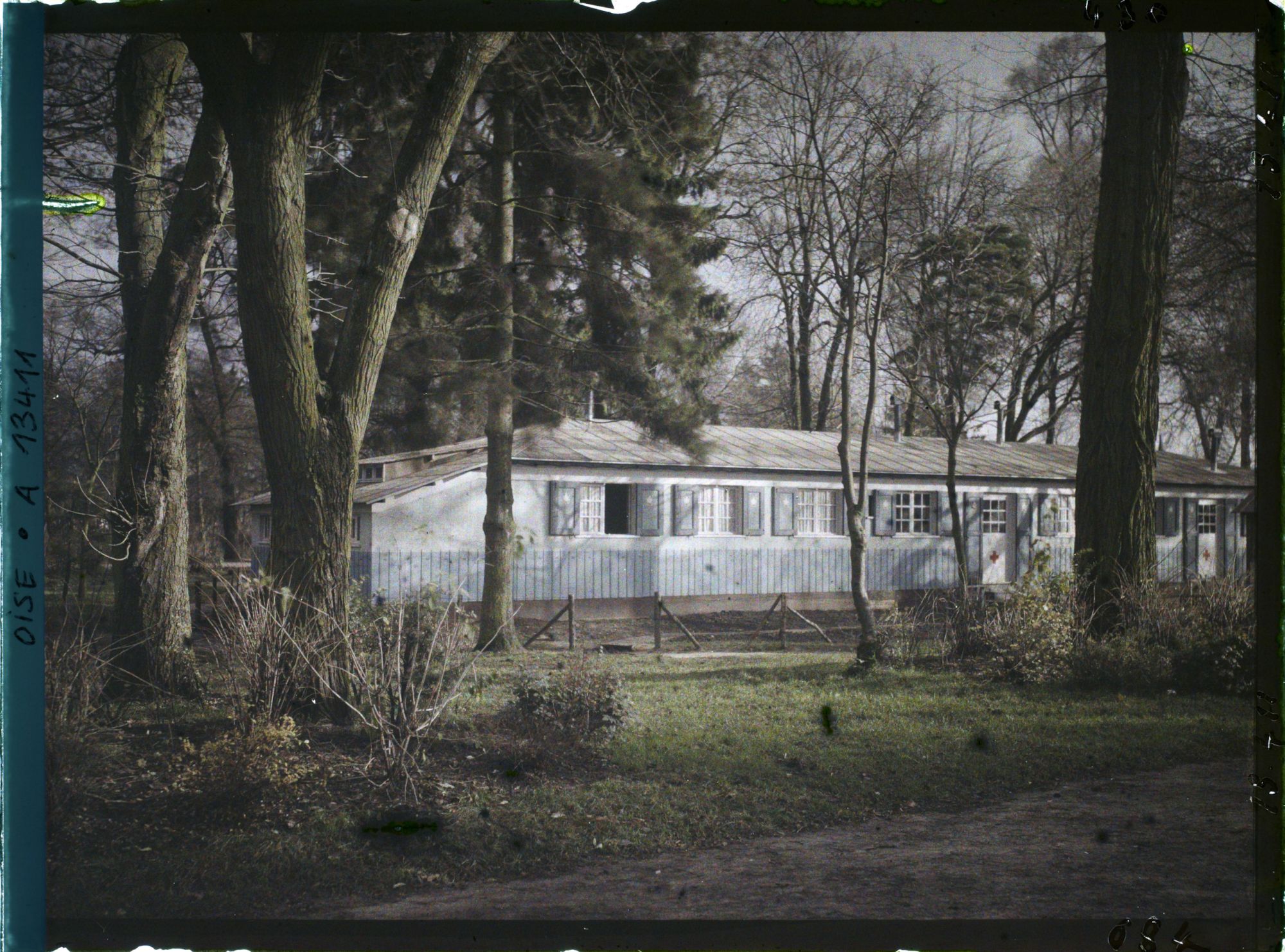 Image représentant France, Les Maisons provisoires du Village reconstitué