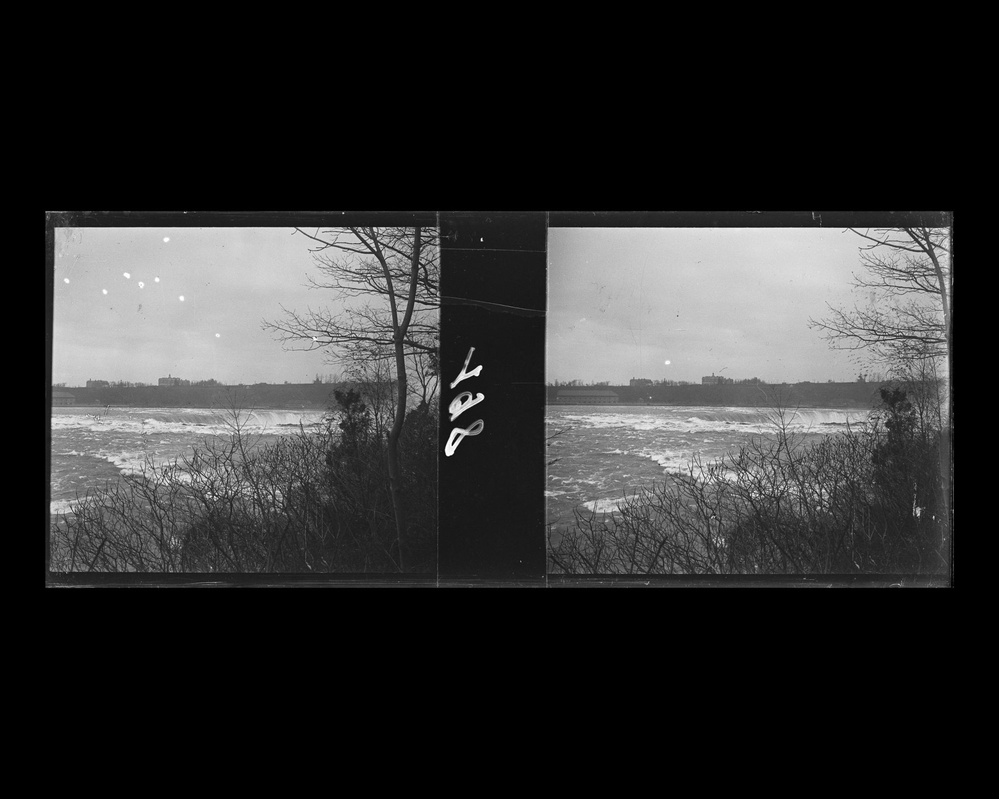Image représentant Vue de la rivière Niagara, au niveau de la chute canadienne du Fer à Cheval