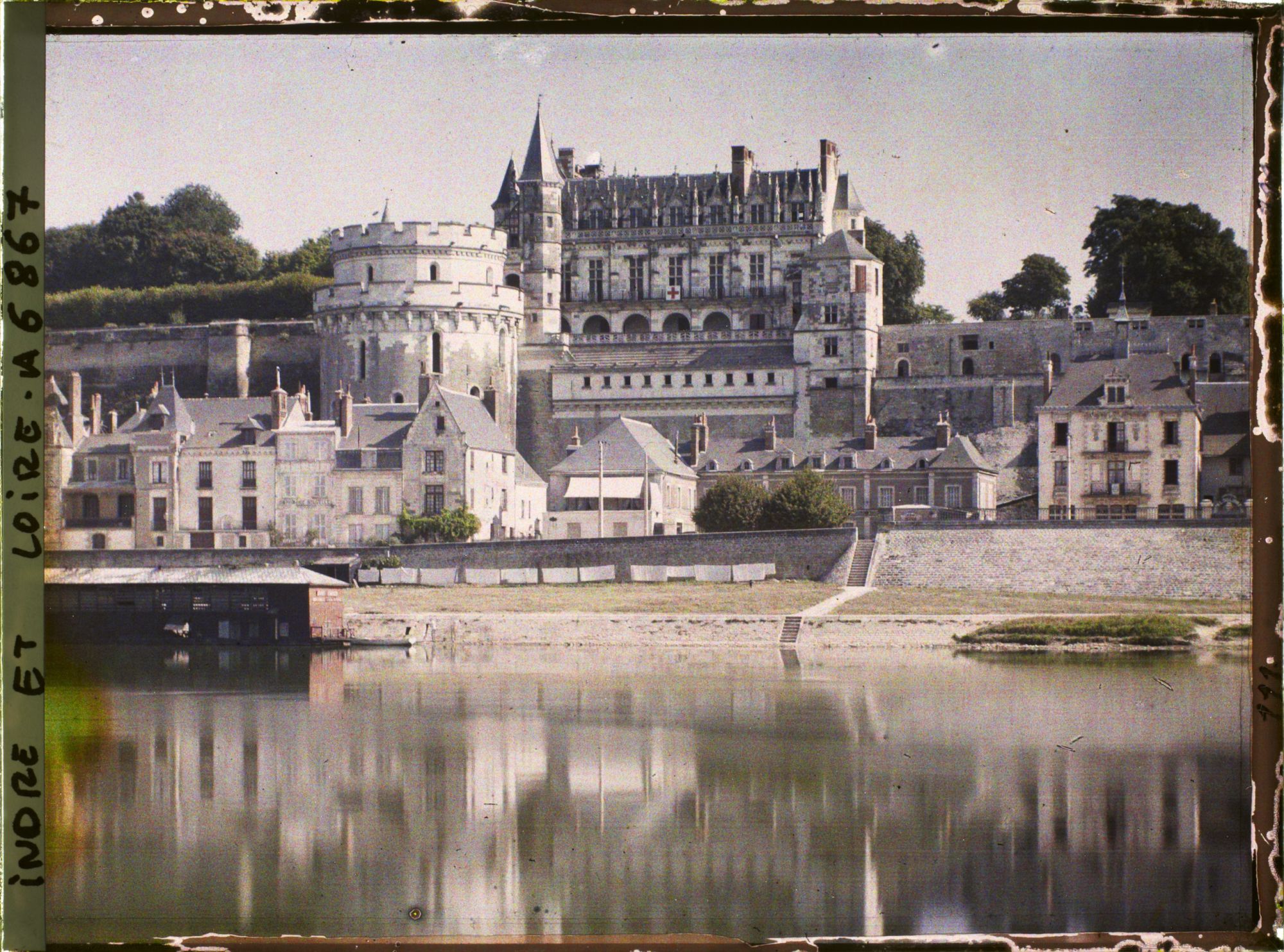 Image représentant Le château, vu depuis les bords de la Loire