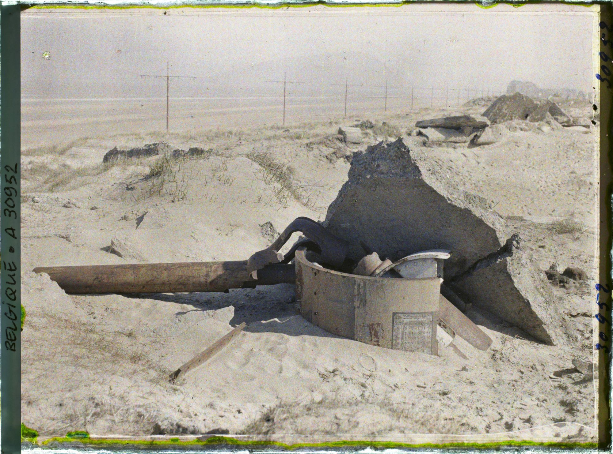 Image représentant Belgique, Middelkerke, Batterie Antwerpen (une pièce de 105 éclatée)